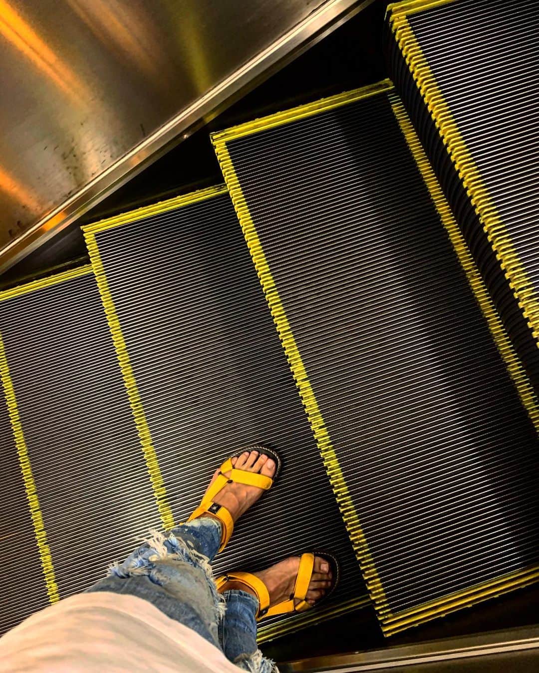 舘野将平さんのインスタグラム写真 - (舘野将平Instagram)「世界基準🚧 #miharayasuhiro  #osaka#footwears  #大阪#エスカレーターは右寄り」7月7日 23時12分 - shohei_tateno_921