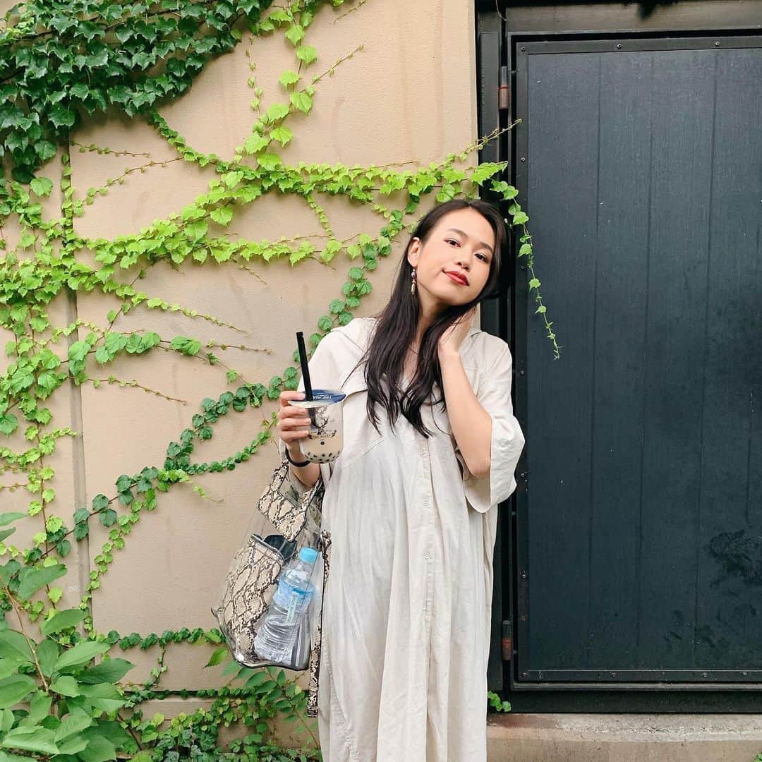 稲垣香澄さんのインスタグラム写真 - (稲垣香澄Instagram)「﻿ ﻿ おかげさまで、(おかげさまで？笑)﻿ 7/1で、20代前半から﻿ いつのまにか後半に突入いたしました。﻿ 角曲がったぞーーー！！﻿ ﻿ いつも健康に過ごせてるって素晴らしいことだよね﻿ ﻿ 有難いことに、誕生日おめでとうってメッセージをくれる友達や知り合いがたくさんいて、﻿ 大切な人たちが周りにいて、﻿ 誕生日って良い日だなあって﻿ 今年も思うことができました🌼﻿ ﻿ 25なんていい大人になり、﻿ 自分の生き方とか、あるべき姿とか、﻿ 自分を見つめ直す機会があって、﻿ というか見つめ直さなきゃって思うようになり、﻿ より一層、中身も良い大人になってゆきたいなあと﻿ 思いつつ、中身はまだ２０歳くらいの時と﻿ 全然変わってなくて笑、﻿ 頑張っていこうと思っておりますw﻿ ﻿ まずは、今とっても大切な頑張らなきゃいけない時期なので﻿ 頑張りたいと思いまあす！！！﻿ ﻿ 皆さまこれからもよろしくだーーーー！！﻿ ﻿ ﻿ #水の後ろに実は醤油が入ってます﻿ #基本水大量に飲む人なのでたまーにしか飲まないタピオカ持ってるものの﻿ #タピオカ消化不良で胃に違和感﻿ ﻿ ﻿」7月7日 23時12分 - kasumi__inagaki