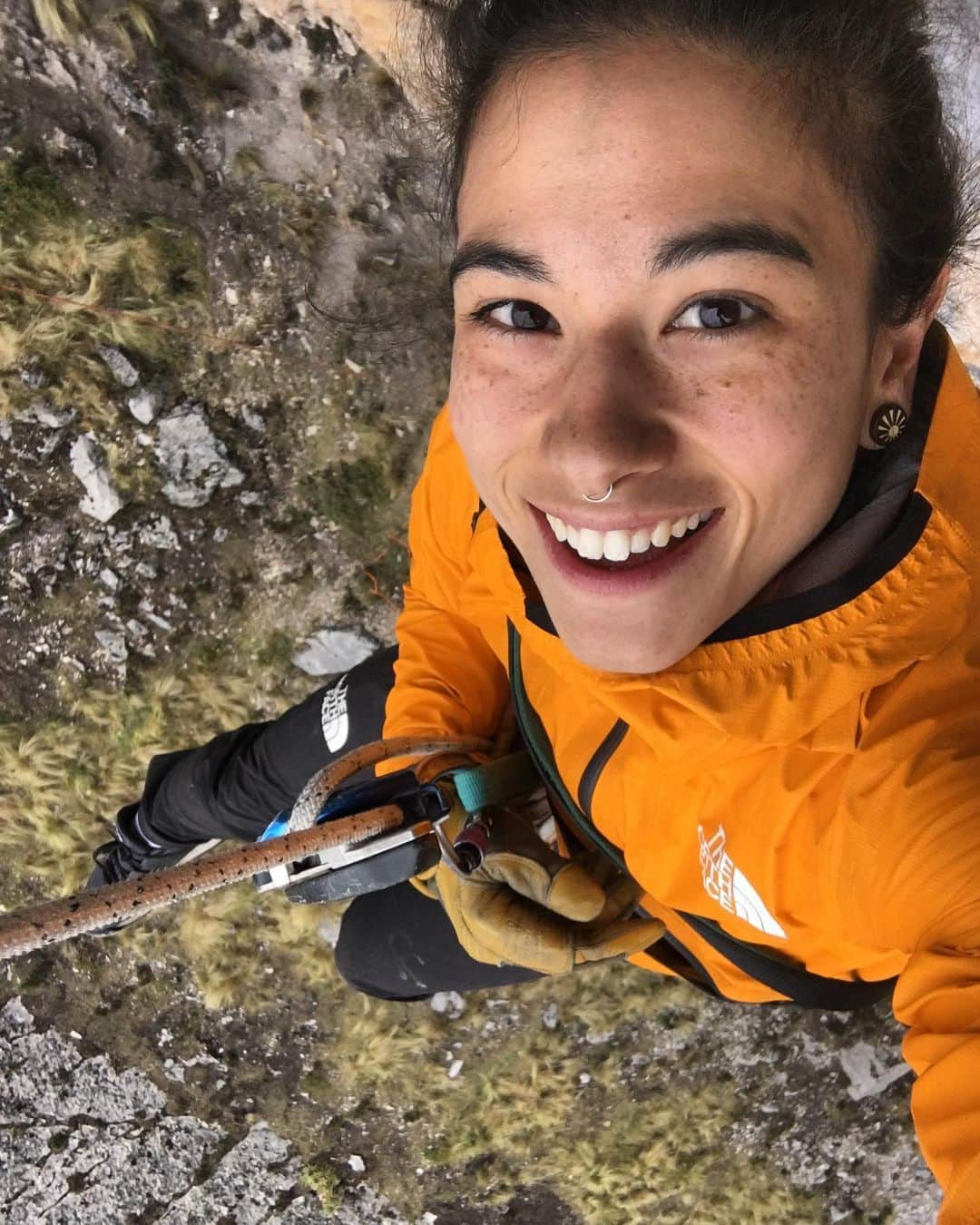 ニーナ・ウィリアムズさんのインスタグラム写真 - (ニーナ・ウィリアムズInstagram)「Yesterday we quested up a steep ridge line, bolted some anchors, and rapped into an untouched limestone cliff. The rock needs a lot of cleaning and is sometimes too sandy or soft to bolt. But it’s exciting to check out anyways! I had a ton of fun swinging around, scoping lines, and learning the ropes 😉 Route development is such an adventure! @emilyaharrington @jacopolarcher @honngy 🙌🏼🙌🏼 #climbing #pitumarca #Peru」7月7日 23時14分 - sheneenagins