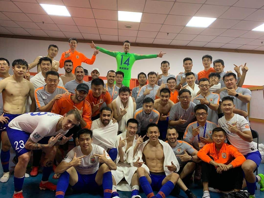 マルアン・フェライニのインスタグラム：「3 points in the pocket ... well done @lunengtaishan ⚽️⚽️⚽️」