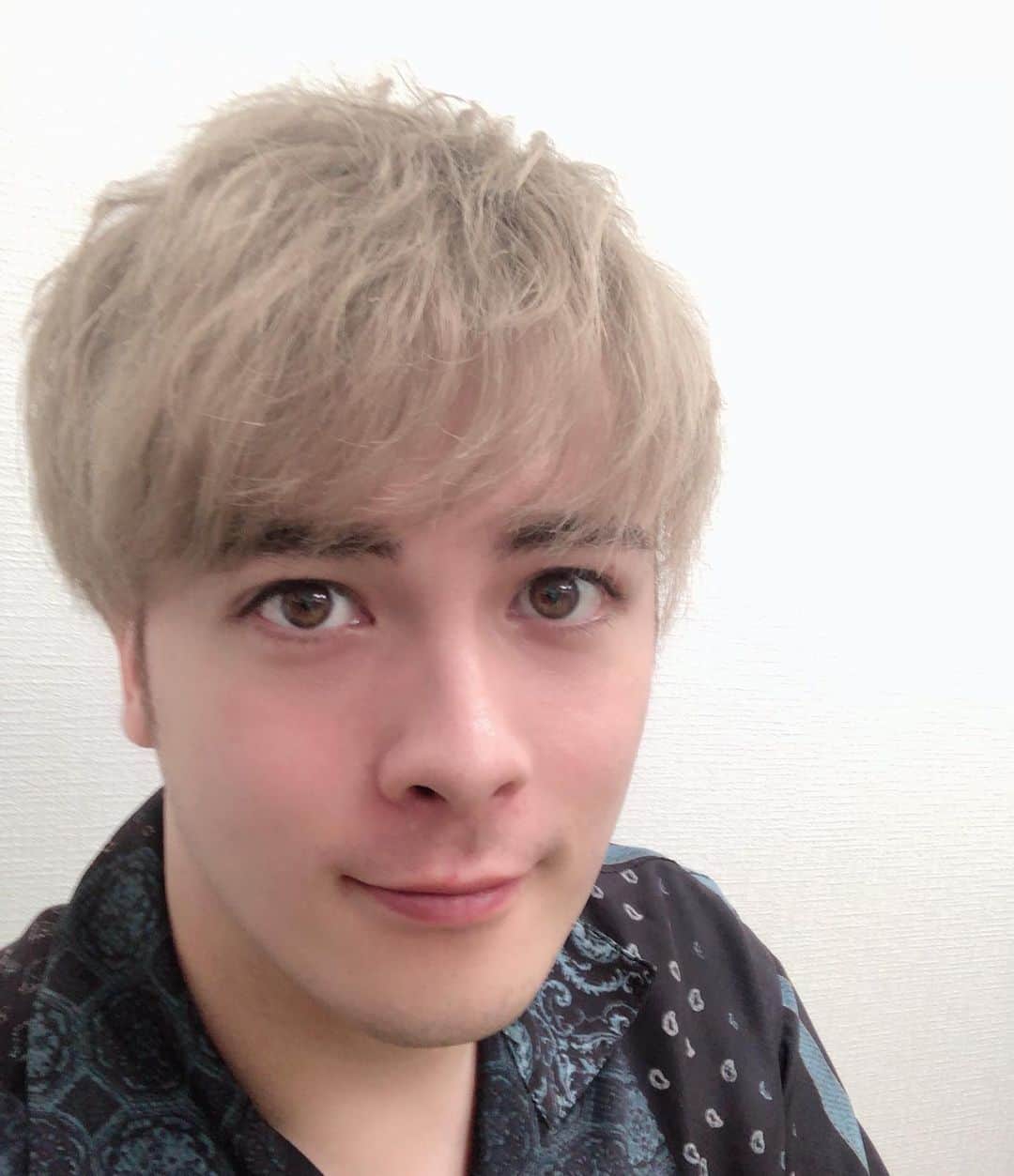 冨森ジャスティンのインスタグラム：「髪切って染めました〜！ うん！ 金髪いい感じ！ 自然じゃない？」