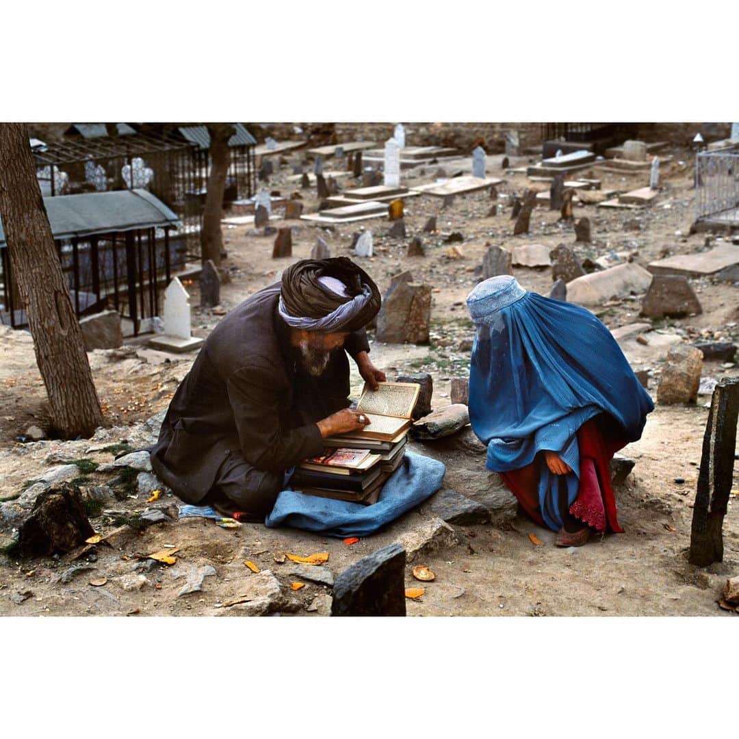 スティーブ・マカリーさんのインスタグラム写真 - (スティーブ・マカリーInstagram)「Mullah reads to an Afghan widow in a graveyard. #Kabul, #Afghanistan, 2003.」7月7日 23時25分 - stevemccurryofficial