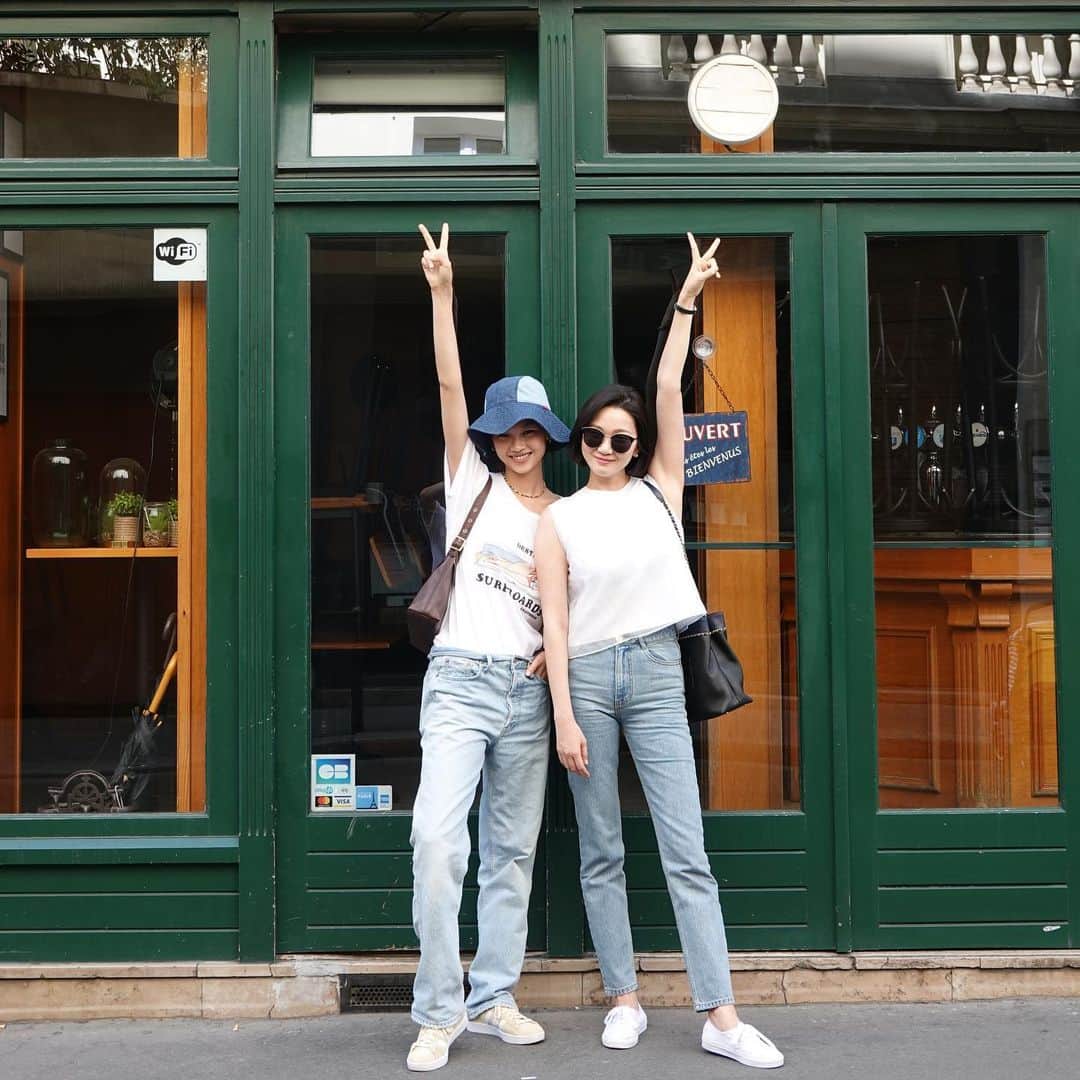 チャン・ユンジュのインスタグラム：「파리 #오뜨꾸뛰르 컬렉션을 마친. 모델 @hoooooyeony 이와 함께. 💋❤️👠 언제나 너를 통해 많이 배워. 고마워.  #긍정적이고멋진친구  #사랑해요정호연」