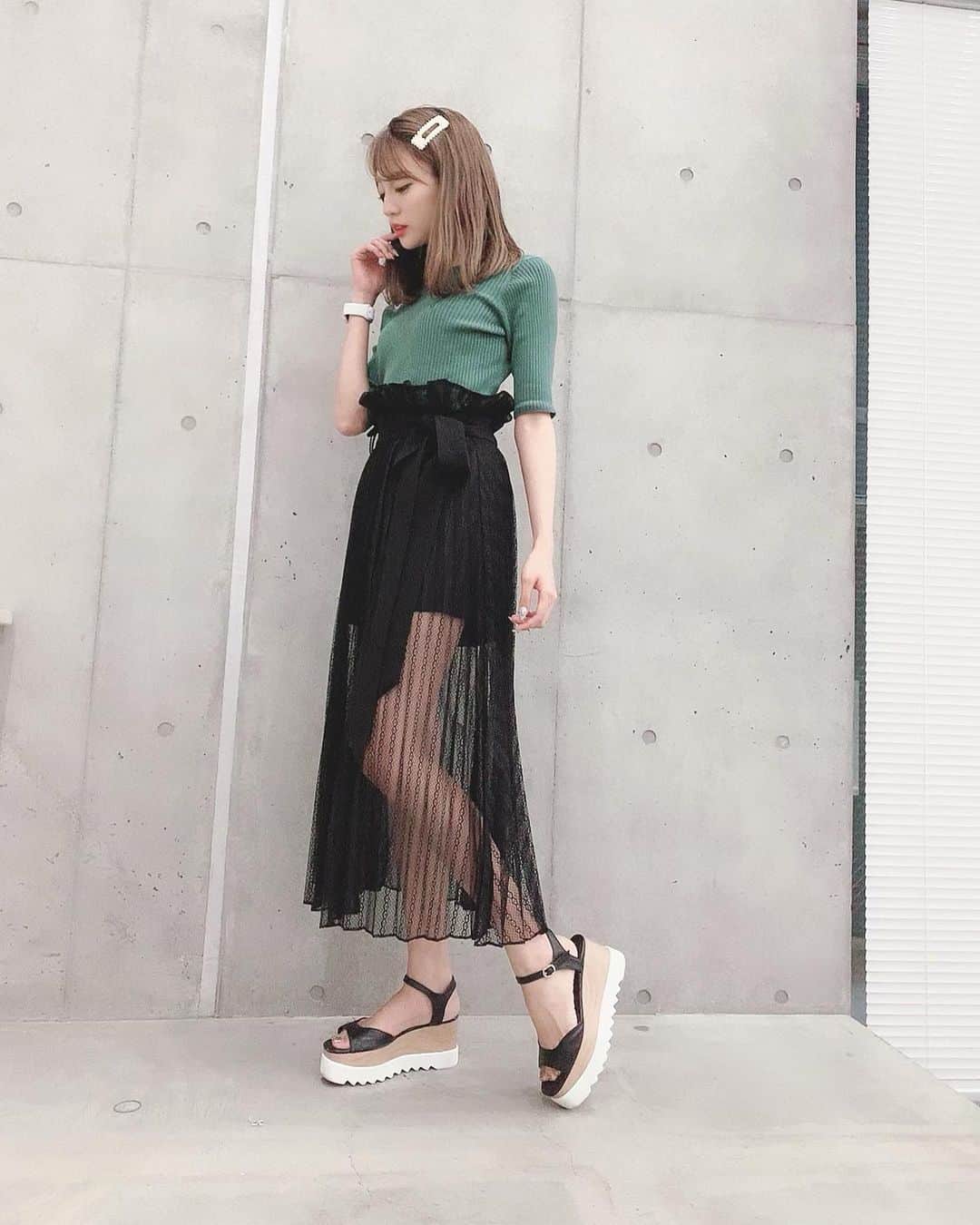 志田友美（ゆうみん）のインスタグラム：「私服だよよよん🤨 スカート可愛すぎる。  #ootd #snidel #frayid #私服 #パールピン #japanesegirl #instafashion #instalike #instagood」
