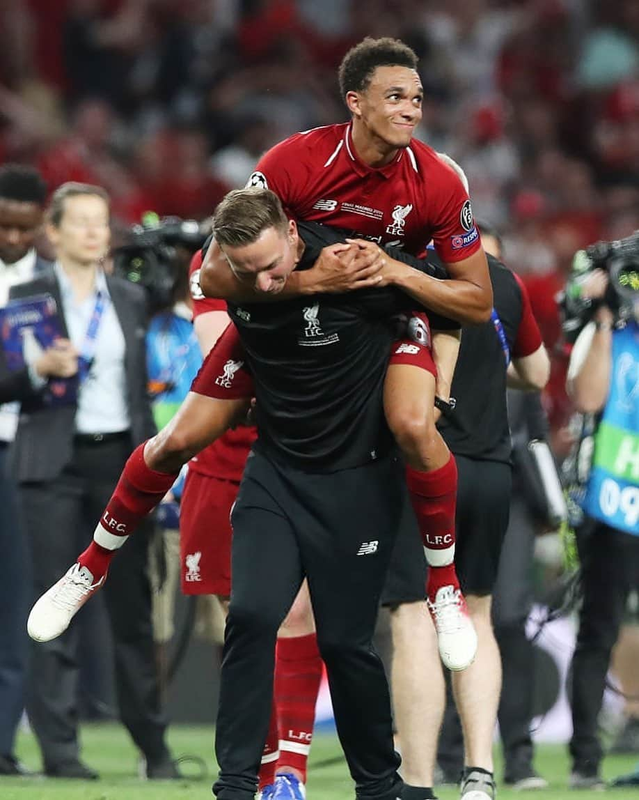 トレント・アレクサンダー＝アーノルドさんのインスタグラム写真 - (トレント・アレクサンダー＝アーノルドInstagram)「This photo is probably just a photo of Trent at the UCL final but it’s actually so much more. Pepijn Lijnders was at the academy when Trent was and was a key part to Trent’s development so although this is a team celebration I can’t help but feel this is a personal celebration between both also. (01-06-19) 🔴📷: Ian MacNicol 🔴 @trentarnold66 🔴 Partners:  @domsolanke29 @dannyingsfanpage  Tags ignore: #trentarnold #TAA66 #team66 #trentalexanderarnold #team66 #trentalexander  #milner #hendo #gerrard #benwoodburn #liverpool #lfc #salah #mane #firmino #robertson #vandijk #emrecan  #chamberlain #aoc #lallana #matip #lovren  #moreno #football  #l4l #f4f #lfl #lovelfc」7月7日 23時38分 - trentaa66