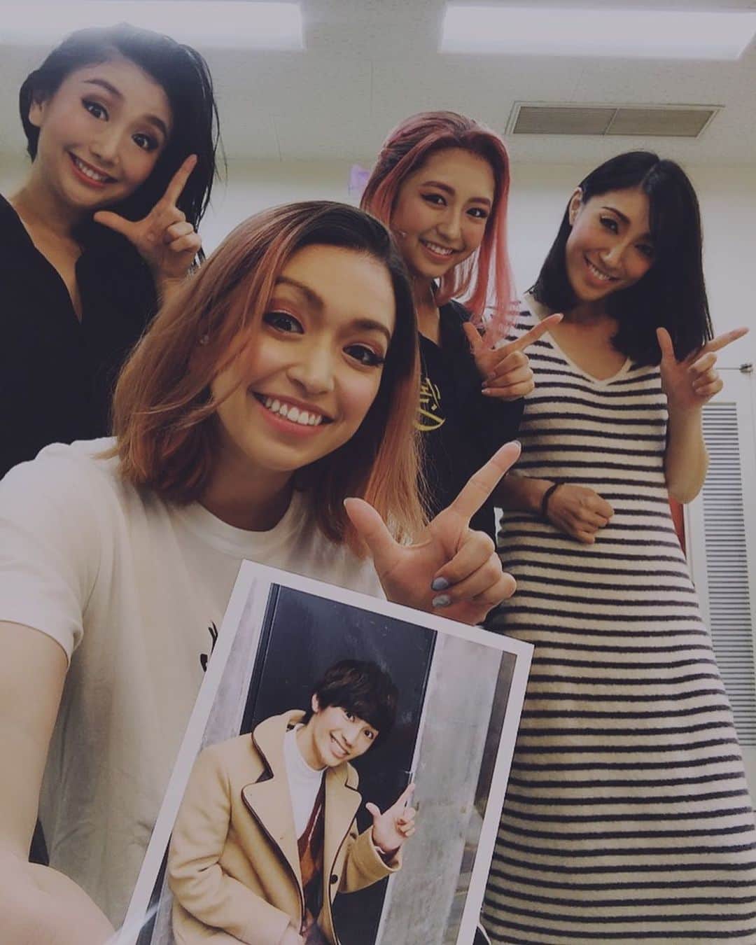 ダンドイ舞莉花のインスタグラム：「結局ふざけたくなる  そんな #リューンガールズ  やはり、、、手の位置はそうなってしまう私たち。  別にネタになんかしてないよ！！本当に本当に！！まさかそんな〜  #藤原丈一郎 #真似っこシリーズ #リューン #リューン2019 #リューン風の魔法と滅びの剣 #楽しすぎた女子楽屋 #すぐふざける #ふざけたもん勝ち #musical #japan #fantasy」