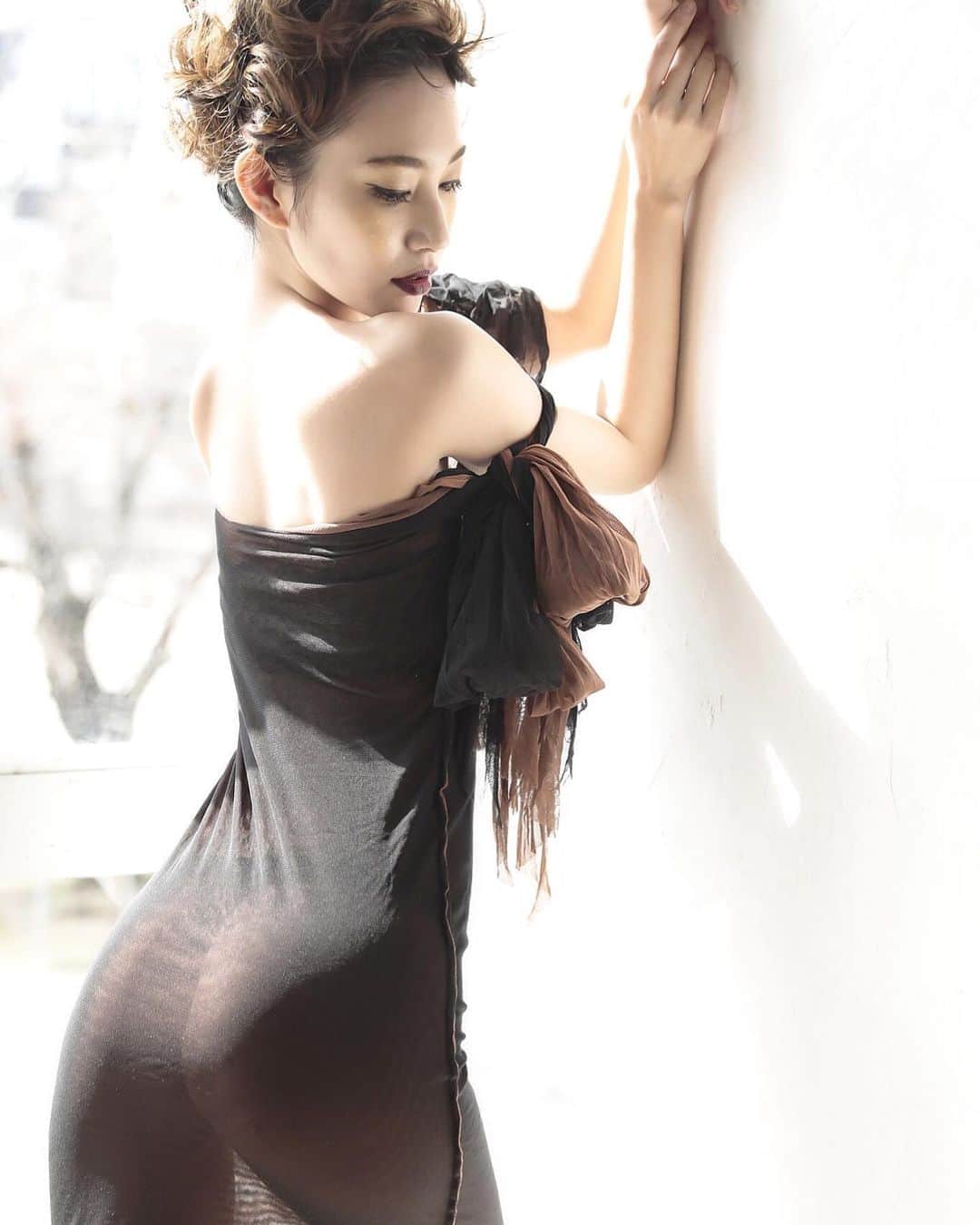藤本奈月さんのインスタグラム写真 - (藤本奈月Instagram)「おしりをだしたこいっとーしょー🥀 隠しても出してもエロにならないら、 潔く肘くらいの感覚でお尻も乳も出せる。 . . photo by @yamanegram  make by @fugee_make_up_salon . . . #japanesemodel  #model  #modeling #fashionmodel #femalemodel #asiamodel #asianbeauty #asianmodel #showmodel  #japanesegirl #photographer #photogenic #photooftheday #makeup #madeinjapan #japan #japanesegirl #portfolio  #日本 #福岡 #モデル #作品」7月7日 23時49分 - natsuki_n2k