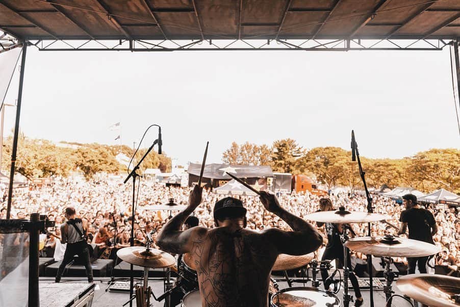 ニック・マーティンさんのインスタグラム写真 - (ニック・マーティンInstagram)「Here’s a photo of me, the amazing crowd in NJ yesterday, & me throwing paper. @rockstardisrupt in CT today! // 📸: @itsdannytodd」7月7日 23時50分 - nodirectioncasa