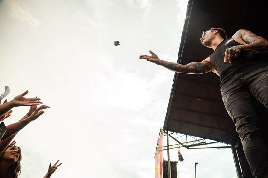 ニック・マーティンさんのインスタグラム写真 - (ニック・マーティンInstagram)「Here’s a photo of me, the amazing crowd in NJ yesterday, & me throwing paper. @rockstardisrupt in CT today! // 📸: @itsdannytodd」7月7日 23時50分 - nodirectioncasa