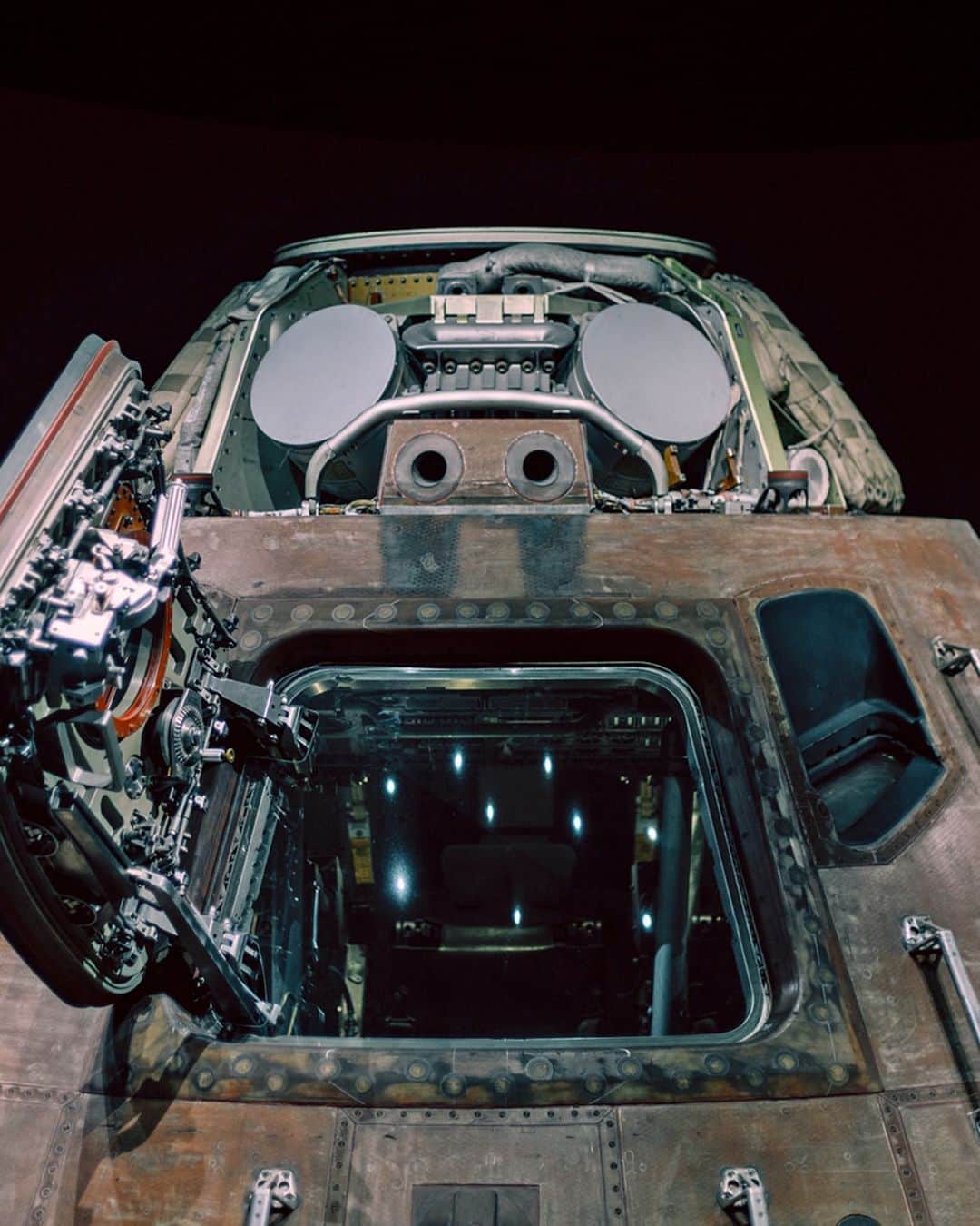 オメガさんのインスタグラム写真 - (オメガInstagram)「#Moonwatch Old tech, new tech. Apollo 8 capsule at Kennedy Space Center and #OMEGA's Apollo 11 timepiece.」7月7日 23時50分 - omega