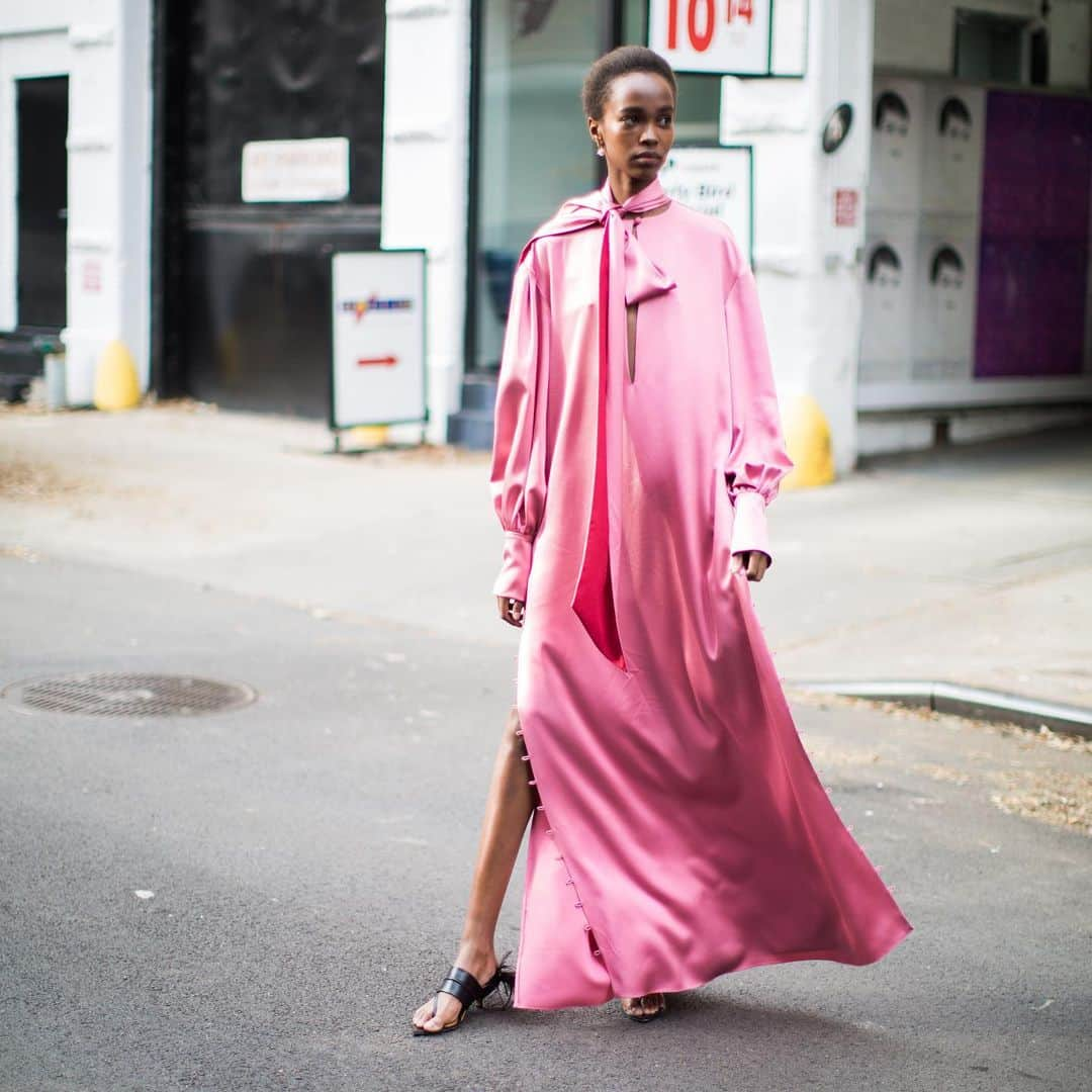 プラバルグルンさんのインスタグラム写真 - (プラバルグルンInstagram)「Pretty in Pink.  Judy wears azalea crêpe back satin tie neck caftan with exaggerated sleeve and side slit button detail.  #femininitywithabite #modernglamour #eastmeetswest #strongerincolour #pgmuse #pgworld #glamorous #global #nomad」7月7日 23時51分 - prabalgurung