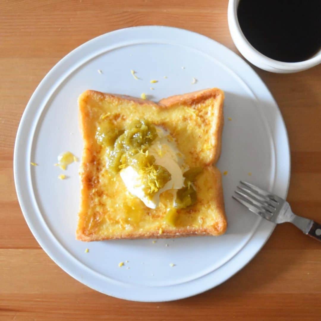 山崎佳さんのインスタグラム写真 - (山崎佳Instagram)「Today’s breakfast. バニラアイスとルバーブジャムのせフレンチトースト。 今年も母から他の荷物と一緒にルバーブが届いたので、ジャムにしました。」7月7日 23時54分 - keiyamazaki