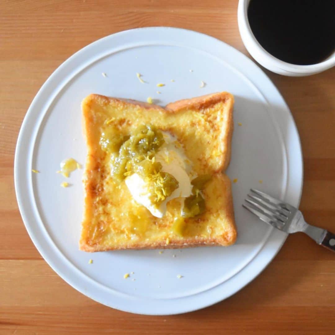 山崎佳のインスタグラム：「Today’s breakfast. バニラアイスとルバーブジャムのせフレンチトースト。 今年も母から他の荷物と一緒にルバーブが届いたので、ジャムにしました。」