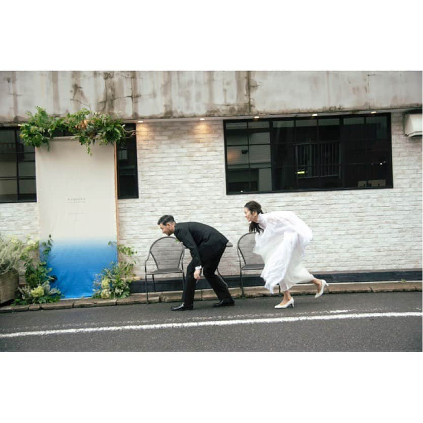 永瀬かおるさんのインスタグラム写真 - (永瀬かおるInstagram)「Our Wedding Party🥂 入籍して一年になりますが、友達や仲良くしてもらっている方々の前でウェディングパーティーを行う事ができました💍✨ 染め屋である旦那さんが染めたブルーのグラデーションのウエルカムのれん🐋 #wedding #weddingdress #weddingparty #blue #gradationcolor #gradation #ウェディングパーティー#結婚パーティー #オリジナルウェディング #旦那さん は#染め屋 #職人 #東京 #下町 #グラデーション #ウェルカムボード #ウェルカムのれん #隠れながらスタンバイ #映画風 #夫婦 #染め屋とモデルの結婚式」7月7日 23時57分 - nagase_kaoru