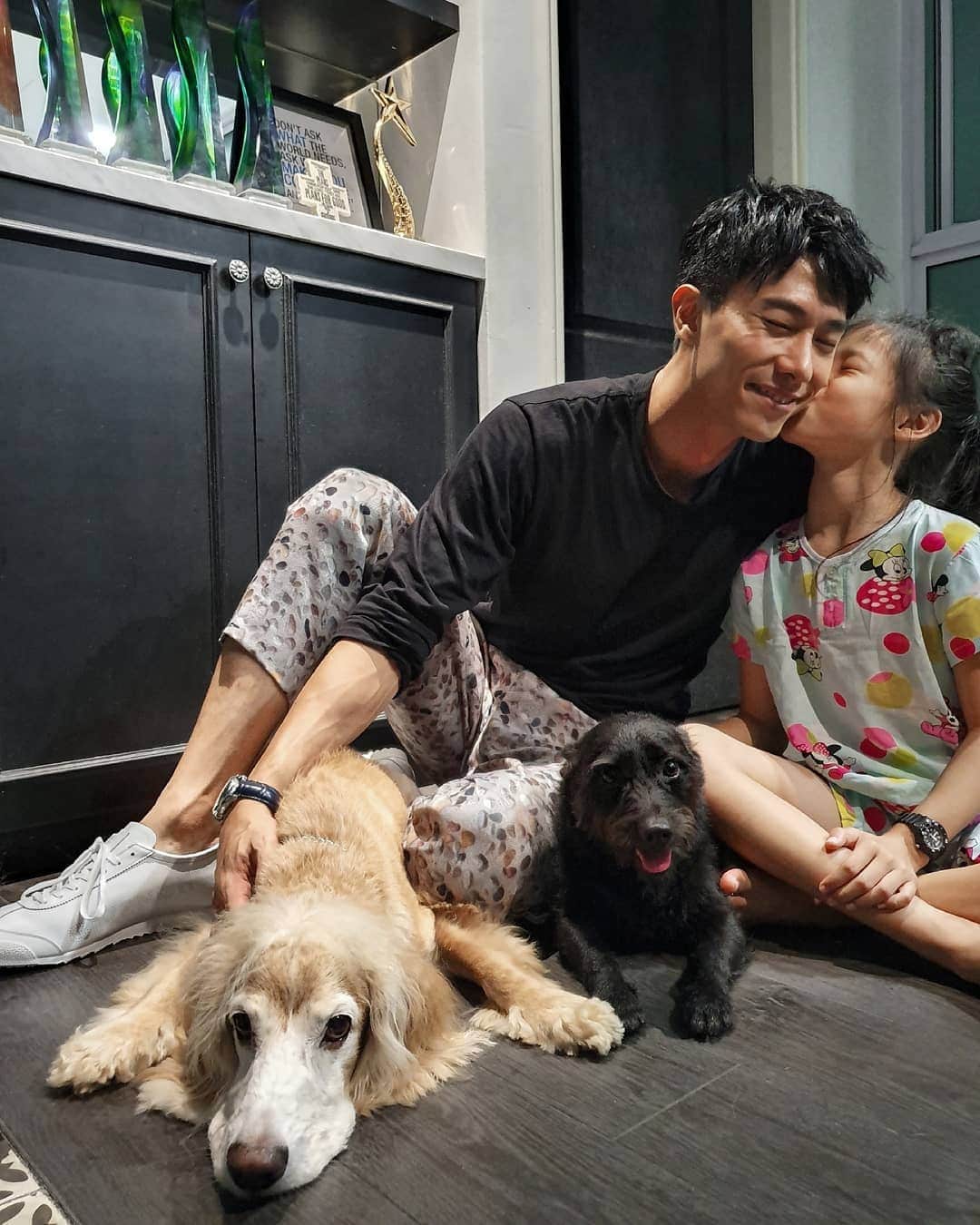 デスモンド・タンのインスタグラム：「Home sweet home with my precious ones! 回家真好! 温馨!  #hoshitan #udontan #陈河狮 #陈乌东」