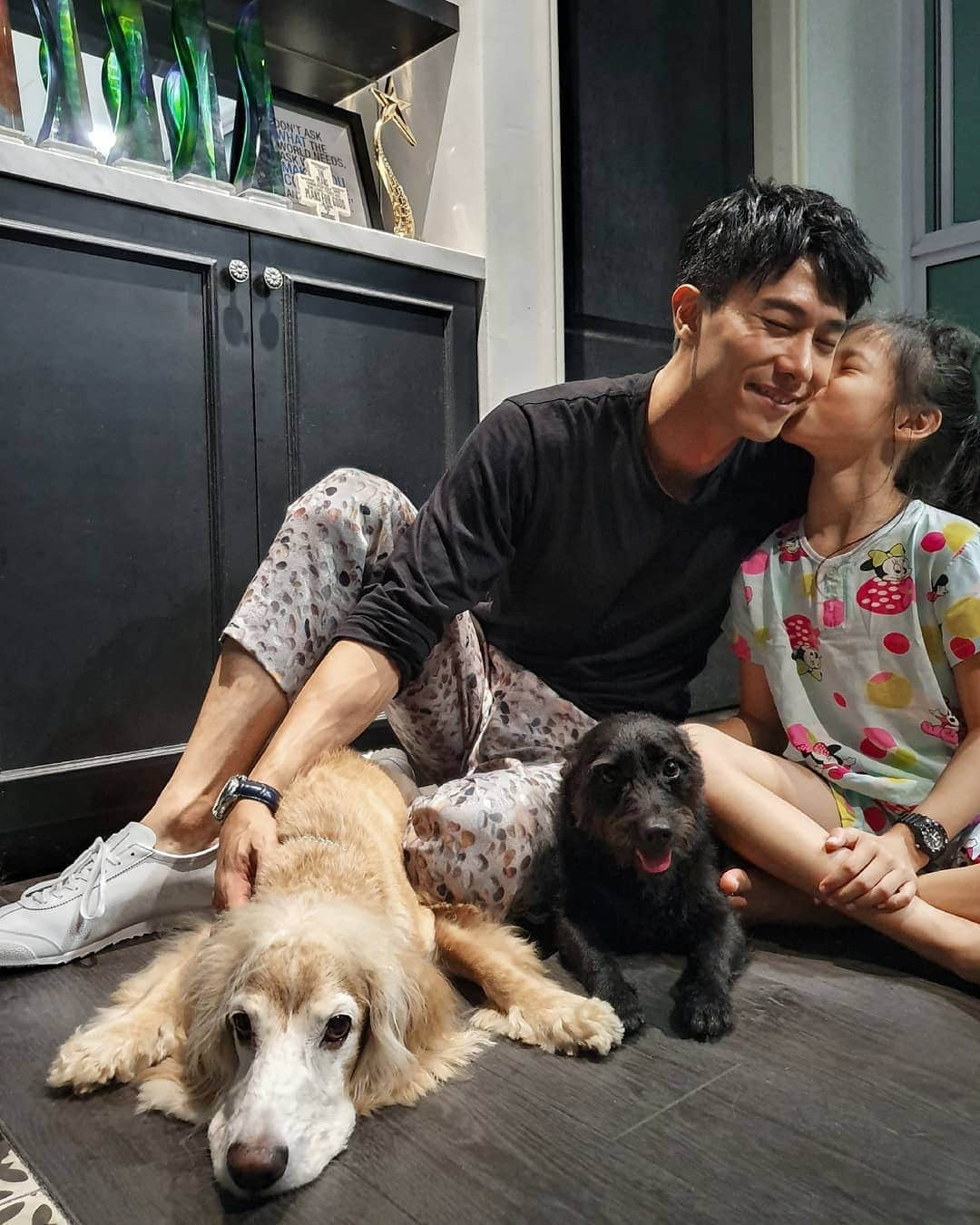 デスモンド・タンさんのインスタグラム写真 - (デスモンド・タンInstagram)「Home sweet home with my precious ones! 回家真好! 温馨!  #hoshitan #udontan #陈河狮 #陈乌东」7月7日 23時58分 - thedesmondtan