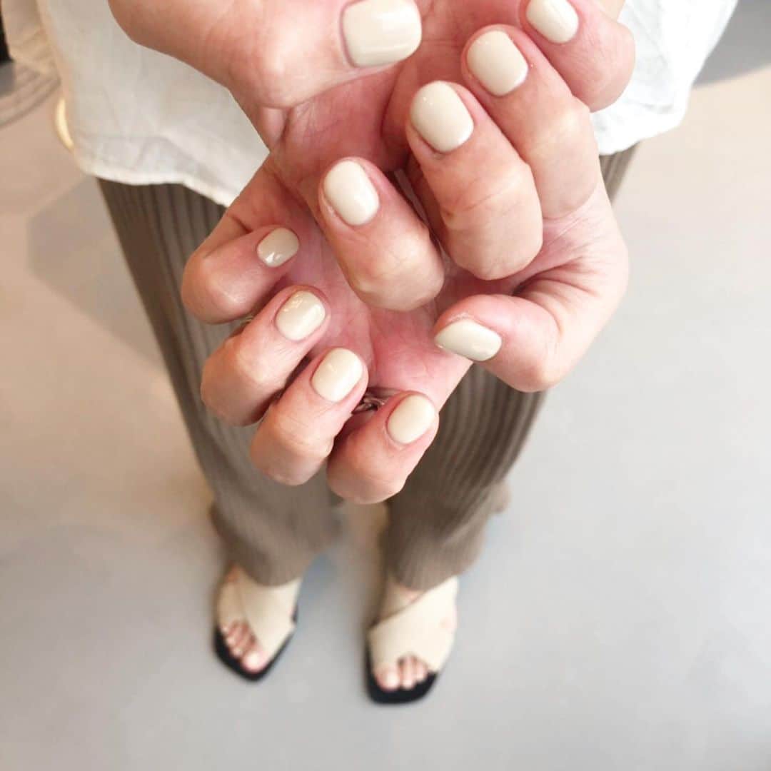 近藤千尋のインスタグラム：「今回も手足お揃いの色に💓☺︎ くすんだベージュホワイト❤️ 家事があるのでいつも短く… 撮影で上からマニキュアを 塗ってもらったりもするので 基本ワントーンです💅✨✨ 七夕🎋でしたね…✨ 皆さんの願いが届きますように😍 #七夕 #今年も願いは健康第一」