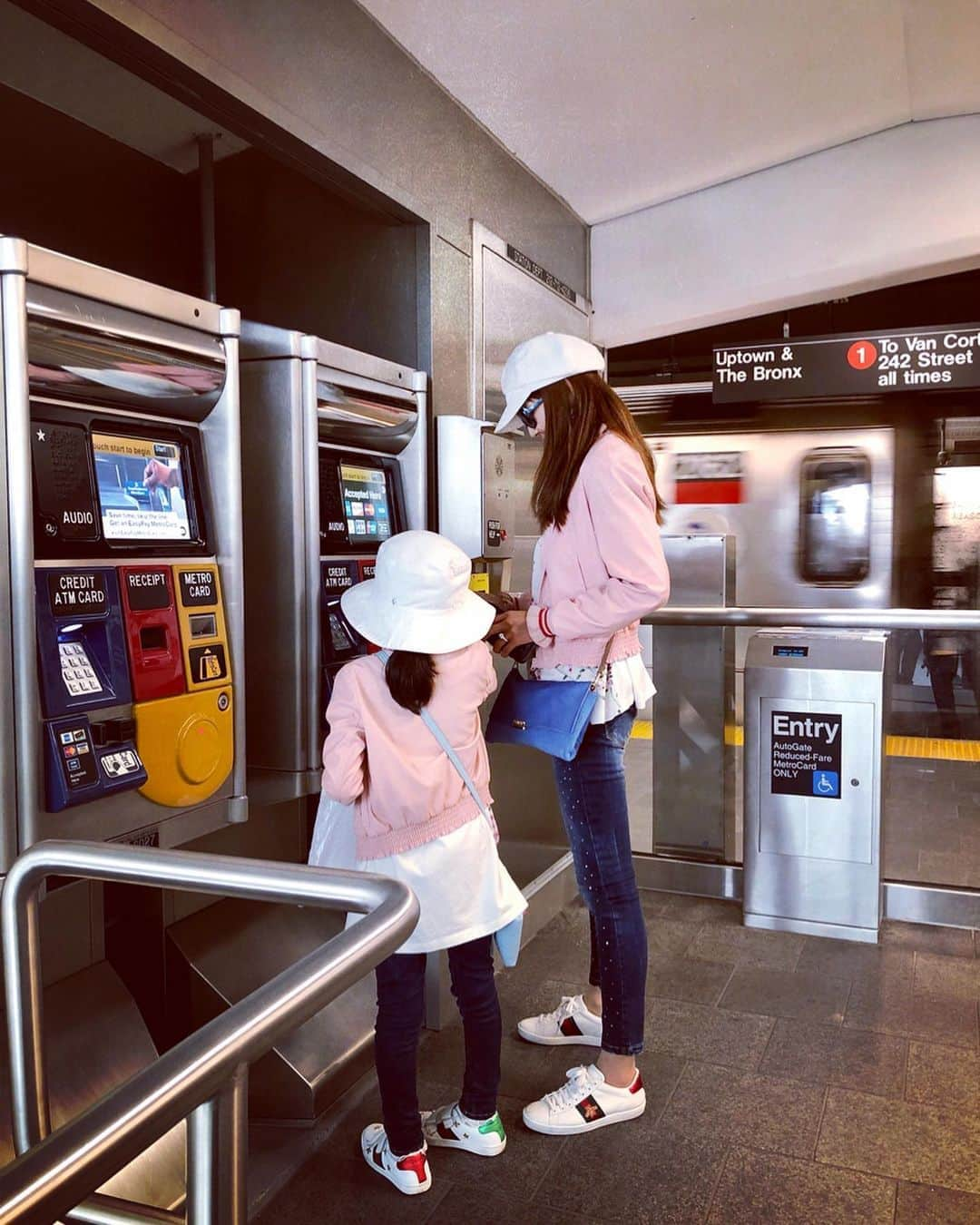 神田うのさんのインスタグラム写真 - (神田うのInstagram)「Took the subway for the first time in New York!  Thank you to my husband for letting me experience this!😆 #worldtradecenter #ワールドトレードセンター駅 #subway #地下鉄 #nyc#newyork#newyorkcity#manhattan#マンハッタン#ニューヨーク#ニューヨーク旅行#家族#母娘#親子リンクコーデ#親子コーデ#お揃いコーデ#matchingfashion#matchingcordinate#神田うの#unokanda」7月8日 0時03分 - unokandaofficial