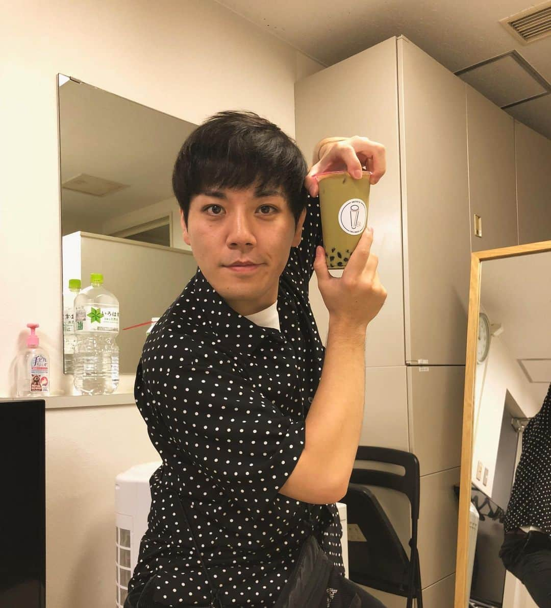 椎木ゆうたさんのインスタグラム写真 - (椎木ゆうたInstagram)「大流行のタピオカ絶賛堪能中🥤  この波に乗らないと西田みたいに吊るされちゃうかも😧  #世間知らズ#タピオカ#19TEA#大流行#吊るされる」7月8日 0時04分 - shiiki19911005