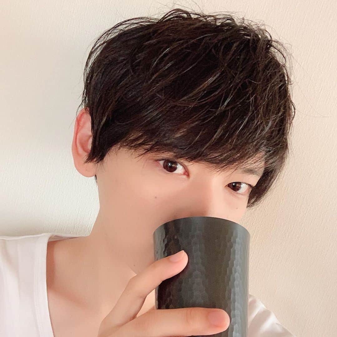 古川雄輝のインスタグラム：「今日もお疲れ様でした  #古川雄輝 #yukifurukawa #レモンサワー #乾杯」