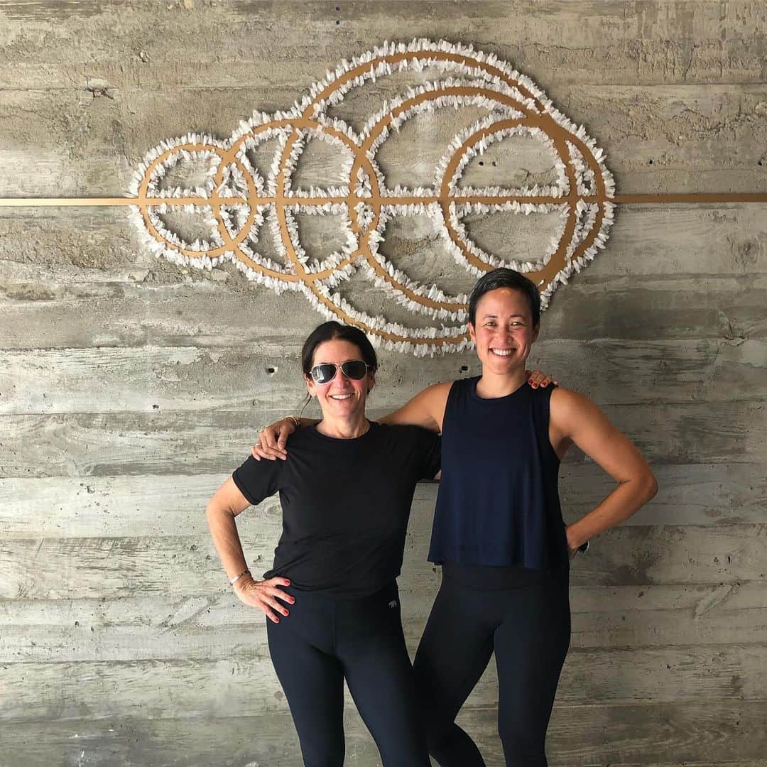 ボビー・ブラウンのインスタグラム：「Be the bright light that brings positive vibes to everything you touch. That’s @mckatigbak love you @taryntoomey thx for the great and tough class.」