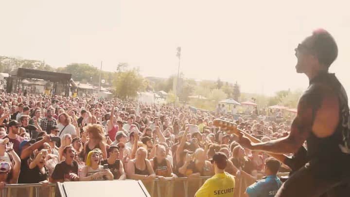 ニック・マーティンのインスタグラム：「I guarantee YOU will have fun at a Sirens show. I also guarantee that WE will have fun at every Sirens show. Cruise out to @rockstardisrupt and come hang with us for a guaranteed good time 😎🎉🤘🏽 // 📹: @itsdannytodd」
