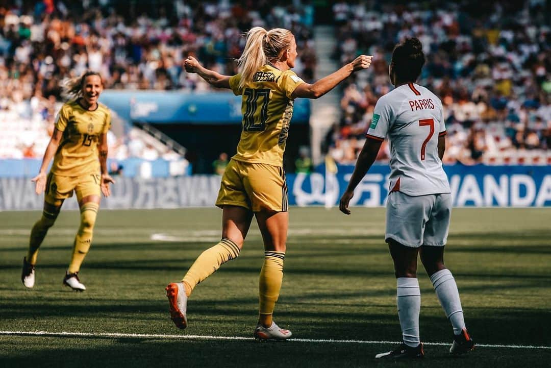 ソフィア・ヤコブソンさんのインスタグラム写真 - (ソフィア・ヤコブソンInstagram)「🇸🇪🙌⚽️ #FIFAWWC #2019#daretoshine」7月8日 0時19分 - sofiajakobsson