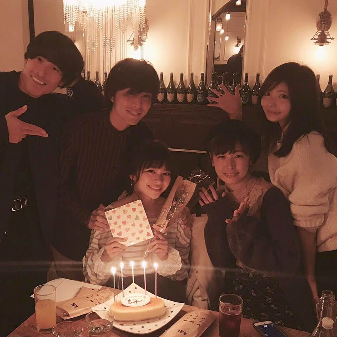 常住真菜のインスタグラム：「‪最終話ありがとうございました！ . カンボジアでましろんの誕生日お祝いしたんだけど、帰ってきてすぐもみーのお誕生日だったのでみんなでお祝いしたよ～！‬ ‪お花とメッセージカード💐📝‬ . ‪(たつろうはお仕事のためメッセージだけ書いてくれました✨)‬ #ラブアース #ラブアース4 #カンボジア #サプライズ #誕生日プレゼント」