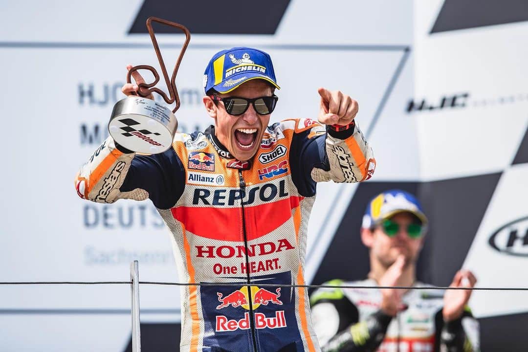 レプソル・ホンダのインスタグラム：「Celebrate with Marc! Swipe ⬅️」