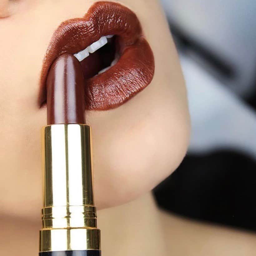 Revlonさんのインスタグラム写真 - (RevlonInstagram)「A little #WorldChocolateDay appreciation with #SuperLustrous Lipstick in Choco-Luscious 🍫 . Shot by @benimelim」7月8日 0時17分 - revlon