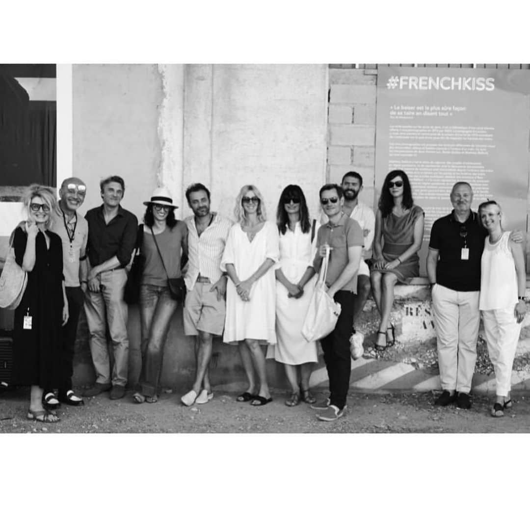 カロリーヌ・ド・メグレのインスタグラム：「Week-end magnifique à Arles pour le #prixdelaphotomadamefigaro @madamefigarofr @anneflorenceschmitt @jeansebstehli @albane.cleret #Arles2019 Photo @matiasindjic」