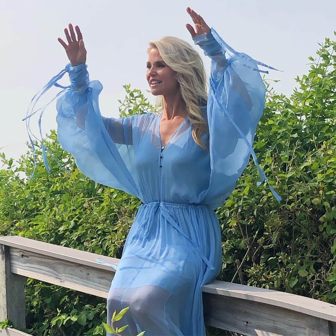 クリスティ・ブリンクリーさんのインスタグラム写真 - (クリスティ・ブリンクリーInstagram)「👈🏼Swipe ✨Behind the Scenes in the #hamptons With @sociallifemagazine  just feeling the 💨and the ☀️ and did you ever hear swans fly? They have squeaky wings! 🌾🌊 Hope nature serenades you on this beautiful Sunday! 🕊(My dress is by @leemathewsau  And it made me feel like like Cinderella!✨) #bts  snaps by @kcarlucci1 💙📸」7月8日 0時22分 - christiebrinkley