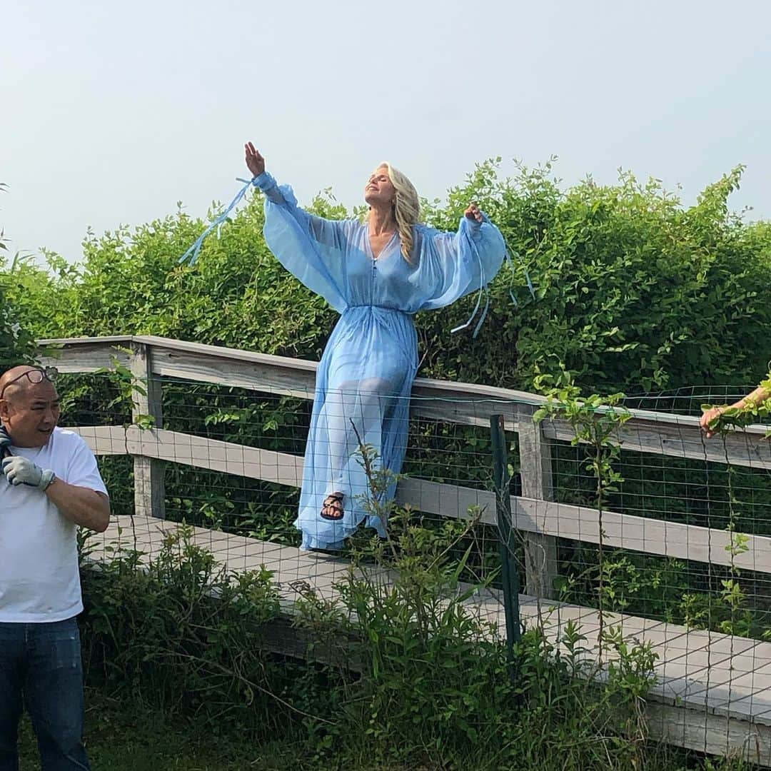 クリスティ・ブリンクリーさんのインスタグラム写真 - (クリスティ・ブリンクリーInstagram)「👈🏼Swipe ✨Behind the Scenes in the #hamptons With @sociallifemagazine  just feeling the 💨and the ☀️ and did you ever hear swans fly? They have squeaky wings! 🌾🌊 Hope nature serenades you on this beautiful Sunday! 🕊(My dress is by @leemathewsau  And it made me feel like like Cinderella!✨) #bts  snaps by @kcarlucci1 💙📸」7月8日 0時22分 - christiebrinkley