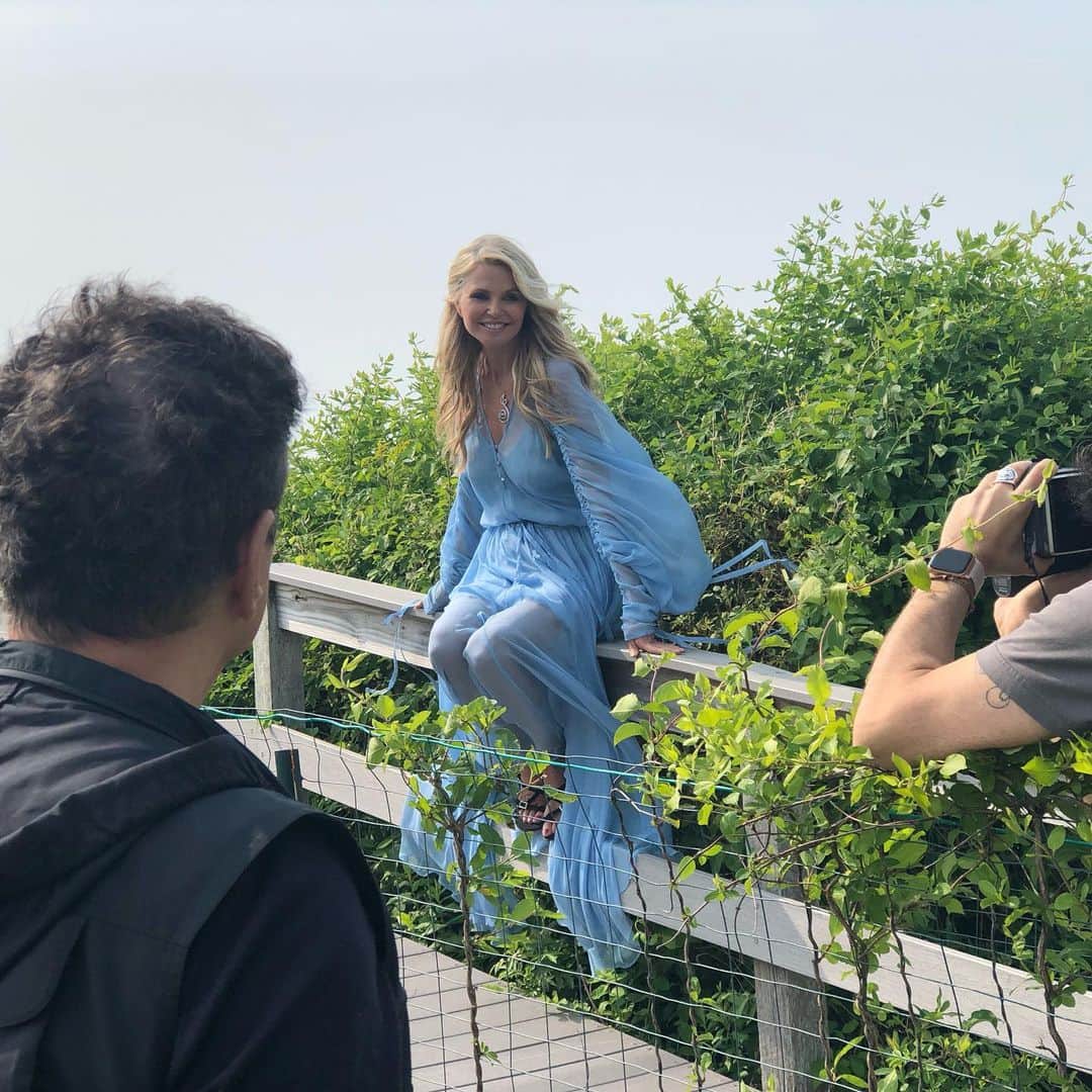 クリスティ・ブリンクリーさんのインスタグラム写真 - (クリスティ・ブリンクリーInstagram)「👈🏼Swipe ✨Behind the Scenes in the #hamptons With @sociallifemagazine  just feeling the 💨and the ☀️ and did you ever hear swans fly? They have squeaky wings! 🌾🌊 Hope nature serenades you on this beautiful Sunday! 🕊(My dress is by @leemathewsau  And it made me feel like like Cinderella!✨) #bts  snaps by @kcarlucci1 💙📸」7月8日 0時22分 - christiebrinkley
