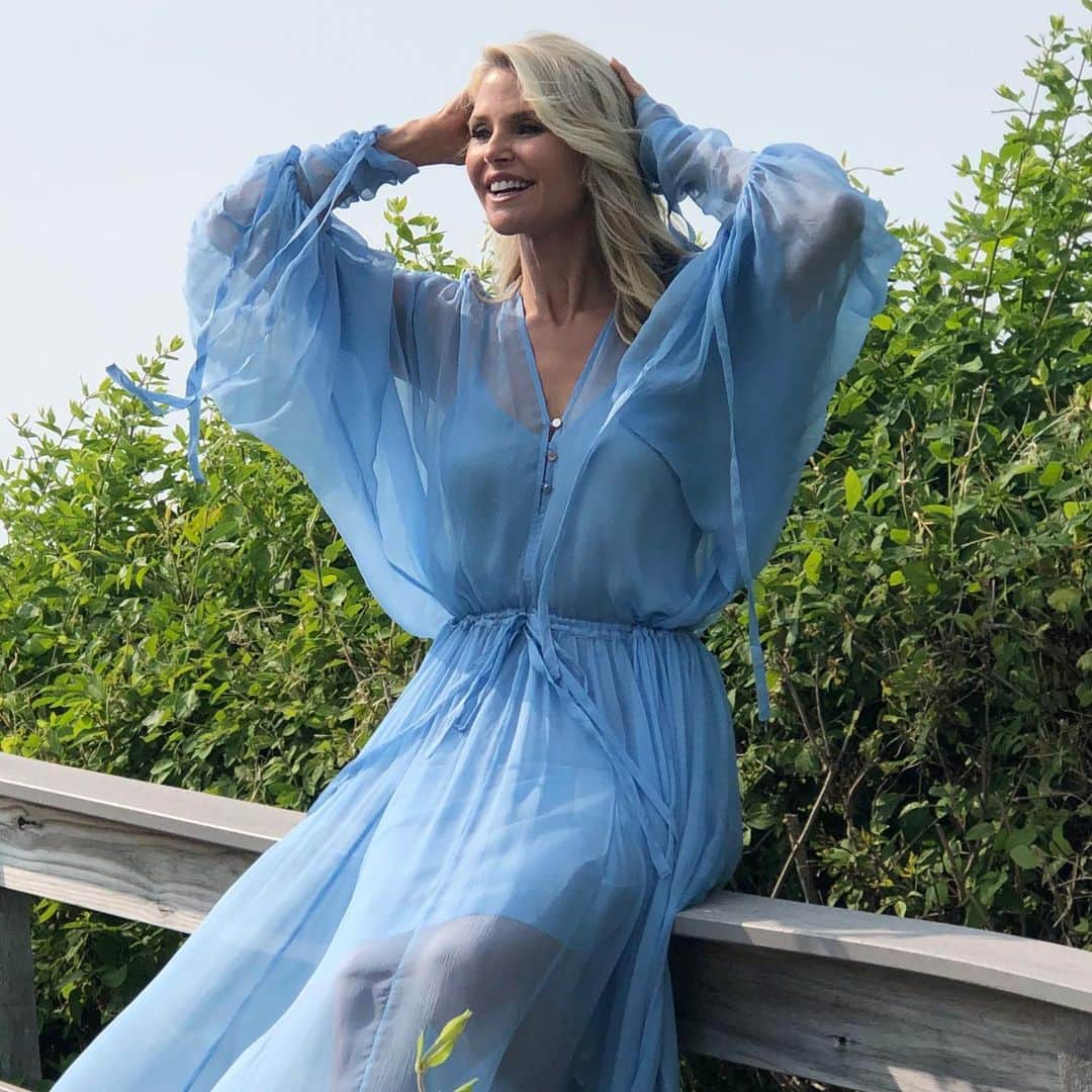 クリスティ・ブリンクリーさんのインスタグラム写真 - (クリスティ・ブリンクリーInstagram)「👈🏼Swipe ✨Behind the Scenes in the #hamptons With @sociallifemagazine  just feeling the 💨and the ☀️ and did you ever hear swans fly? They have squeaky wings! 🌾🌊 Hope nature serenades you on this beautiful Sunday! 🕊(My dress is by @leemathewsau  And it made me feel like like Cinderella!✨) #bts  snaps by @kcarlucci1 💙📸」7月8日 0時22分 - christiebrinkley