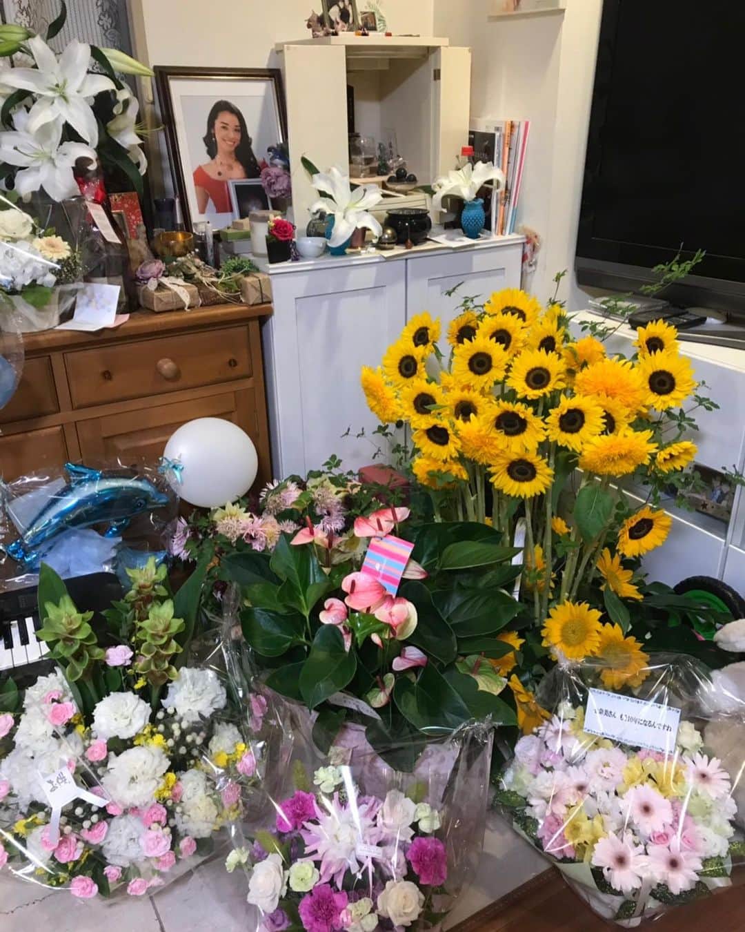 キャシー中島さんのインスタグラム写真 - (キャシー中島Instagram)「* 今日は七奈美の日でした。 家に帰ってくるとたくさんのお花が届いていました。 ありがとうございます。  七奈美の仏壇の周りがお花畑のようです。 毎年この日に向日葵の花をたくさん送ってくださる、舘さん！ ありがとうございます。 夏女だった七奈美にぴったりの花です🌼心から感謝しています。 毎年、向日葵の明るさに癒されています。 今日は一日中七奈美の話を泣いたり笑ったりして話していました。 たくさんコメントもいただきました。 本当に本当にありがとうございました。」7月8日 0時26分 - official_kathynakajima