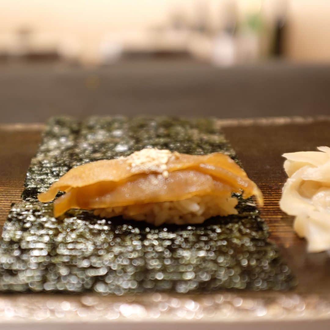 倉田茉美さんのインスタグラム写真 - (倉田茉美Instagram)「お寿司🍣 なんかミニチュアみたいで可愛いな。 こういうインスタ投稿してみたかったんだ。笑 京都にいるときは、全然食べなかったもの。。 東京のお寿司はシャリが小さくて美味しいね。 ７月は色々お祝いで奇跡のお寿司祭り。 ありがとうございました＊ かみしめもぐもぐ。 . #X100F カメラ📷を持ってから、記念にね、ご飯とかも撮るようになってきたぜよ。 . #寿司#葵#かんぴょう巻き好き」7月8日 0時37分 - sena_sayu122