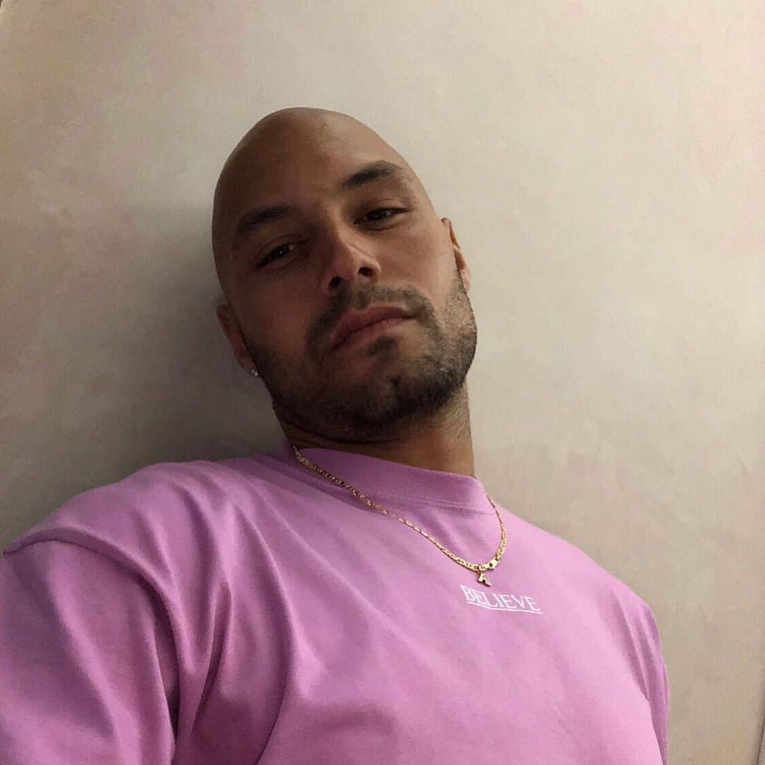 ヨアン・ベナルアンのインスタグラム：「Canal+ décryptage on my way!!!#bergamo #bergamocity #balenciagashirt #benalouaneborsa #nottingham #nottinghamcity #nottinghamforest #yb29pablopicasso #dayoff 🦅」