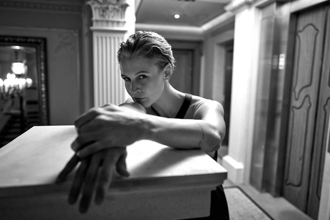 ELLE Czechさんのインスタグラム写真 - (ELLE CzechInstagram)「TEREZA HOFOVÁ @tereza_hofova_  ____ 📷 @benediktrenc make-up @sephoraczechrepublic  vlasy @wellaczsk #ELLEbeautylounge #ELLEmoviestars #kviff #mobiestars #sephoragoestokviff #askforwella」7月8日 0時29分 - elleczech