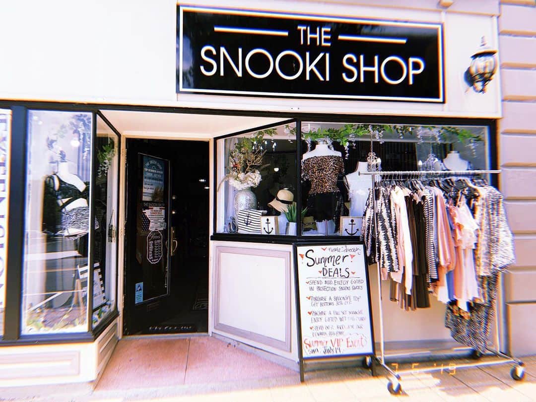 ニコール・ ポリッツィのインスタグラム：「🙏🏽🖤 #thesnookishop」