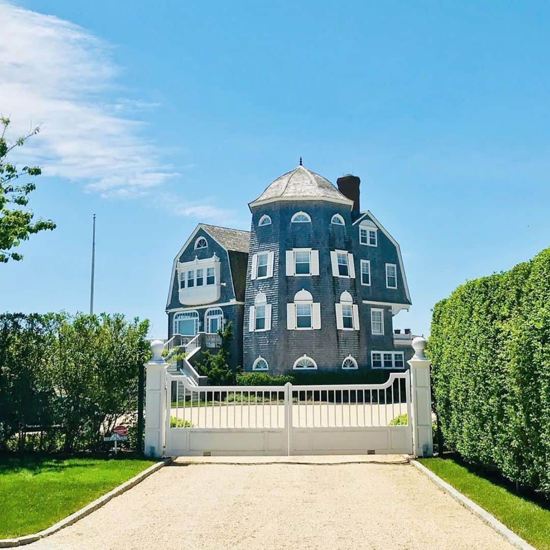 のインスタグラム：「A beautiful Southampton home captured by @kdhamptons #bondno9 #bondno9ny #newyork #newyorkcity #nyc #hamptons #southampton #longisland #summer #beach #fragrance #perfume #love」