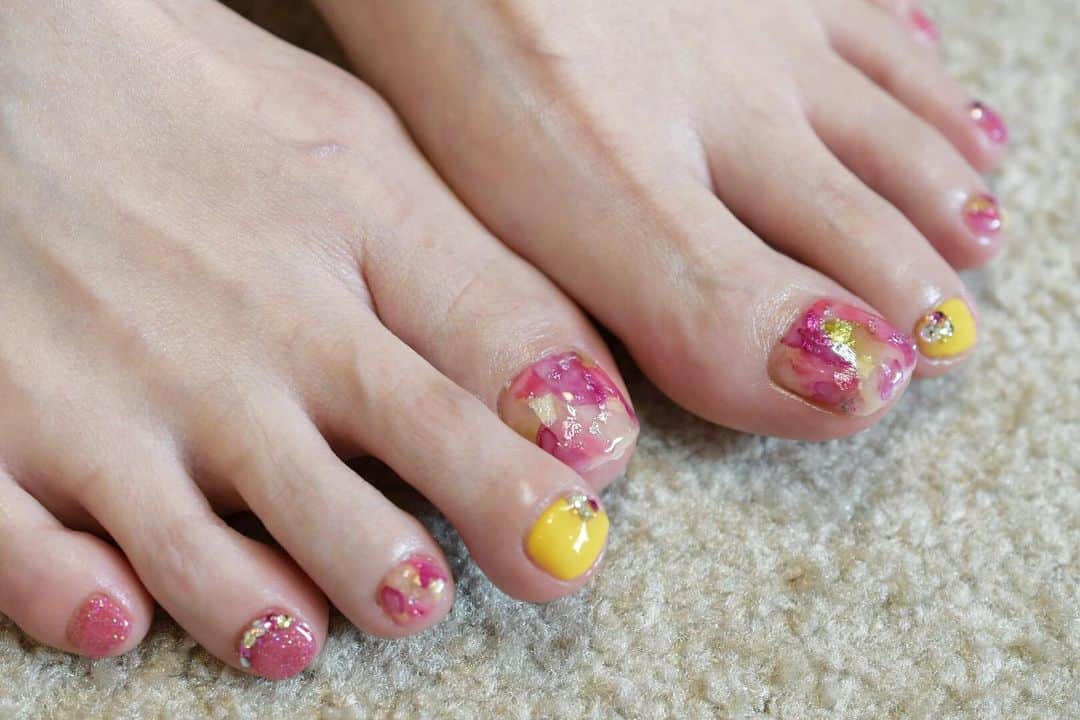 Yuka Maeda ::manicurelistのインスタグラム：「. 大阪市北区 梅田.中崎町.駅から徒歩7分🚶‍♀️ CADENAS nail eyelash  マツエクアカウント @cadenaseyelash LINE:@ cadenas 🆔検索🙋‍♀️ tel:06-4792-8617. cadenas.nail@gmail.com. . #ネイル #ジェルアート #大人かわいい #梅田ネイル #堂山町 #大人ネイル #個性派ネイル #クリアネイル #ジェルネイル #nail #notd #ニュアンスネイル #instanail #ワンカラー #春ネイル  #ネイルデザイン #ongels #美甲 #osaka  #ジェルデザイン #cadenas #指甲 #spring #Insatnails #fashion #シアーネイル #うる艷ネイル #トレンドネイル  #フットネイルデザイン #フットネイル」