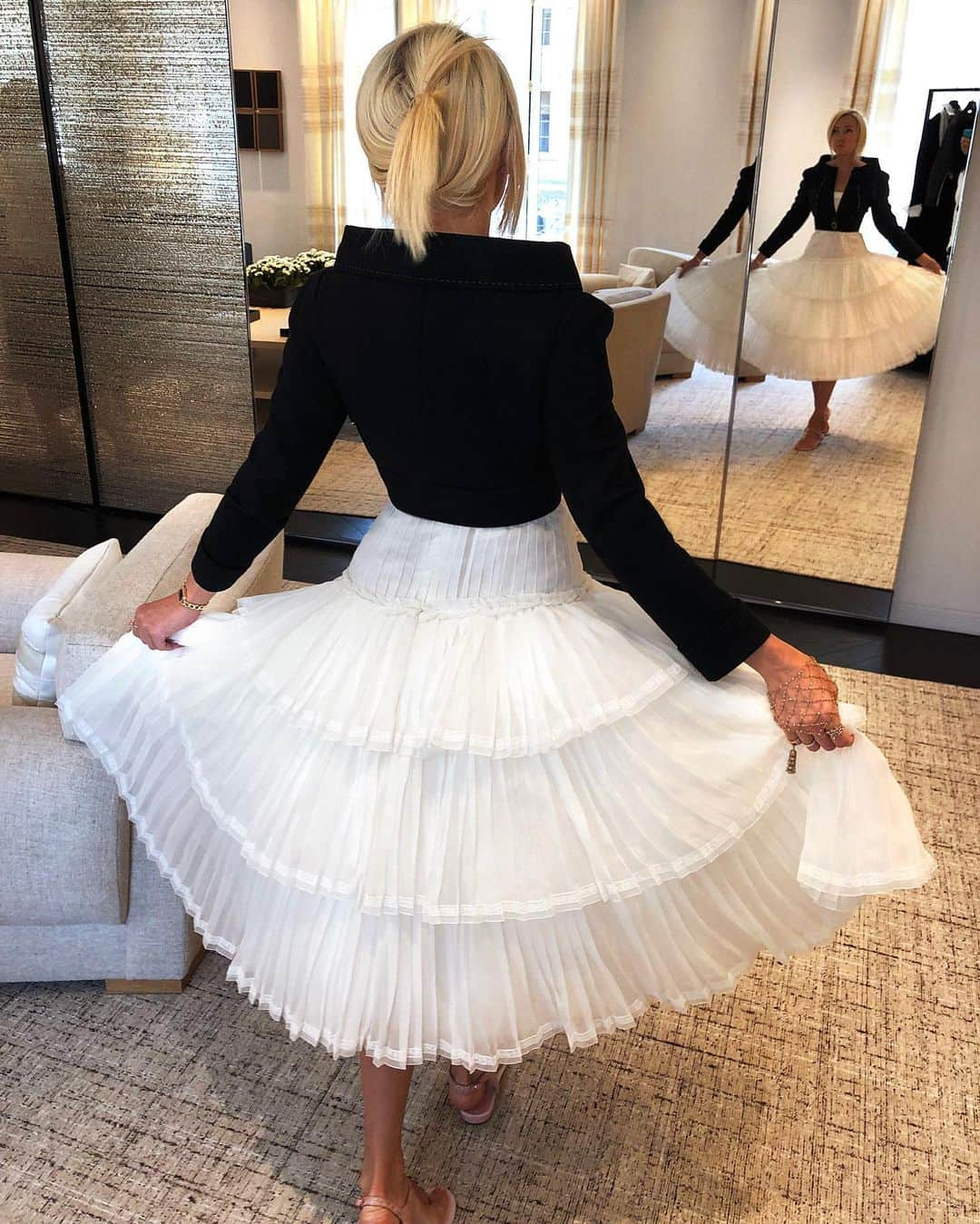 ヤナ・ルドコフスカヤさんのインスタグラム写真 - (ヤナ・ルドコフスカヤInstagram)「Amazing fitting at Chanel Haute Couture 💛✨✨✨」7月8日 0時50分 - rudkovskayaofficial