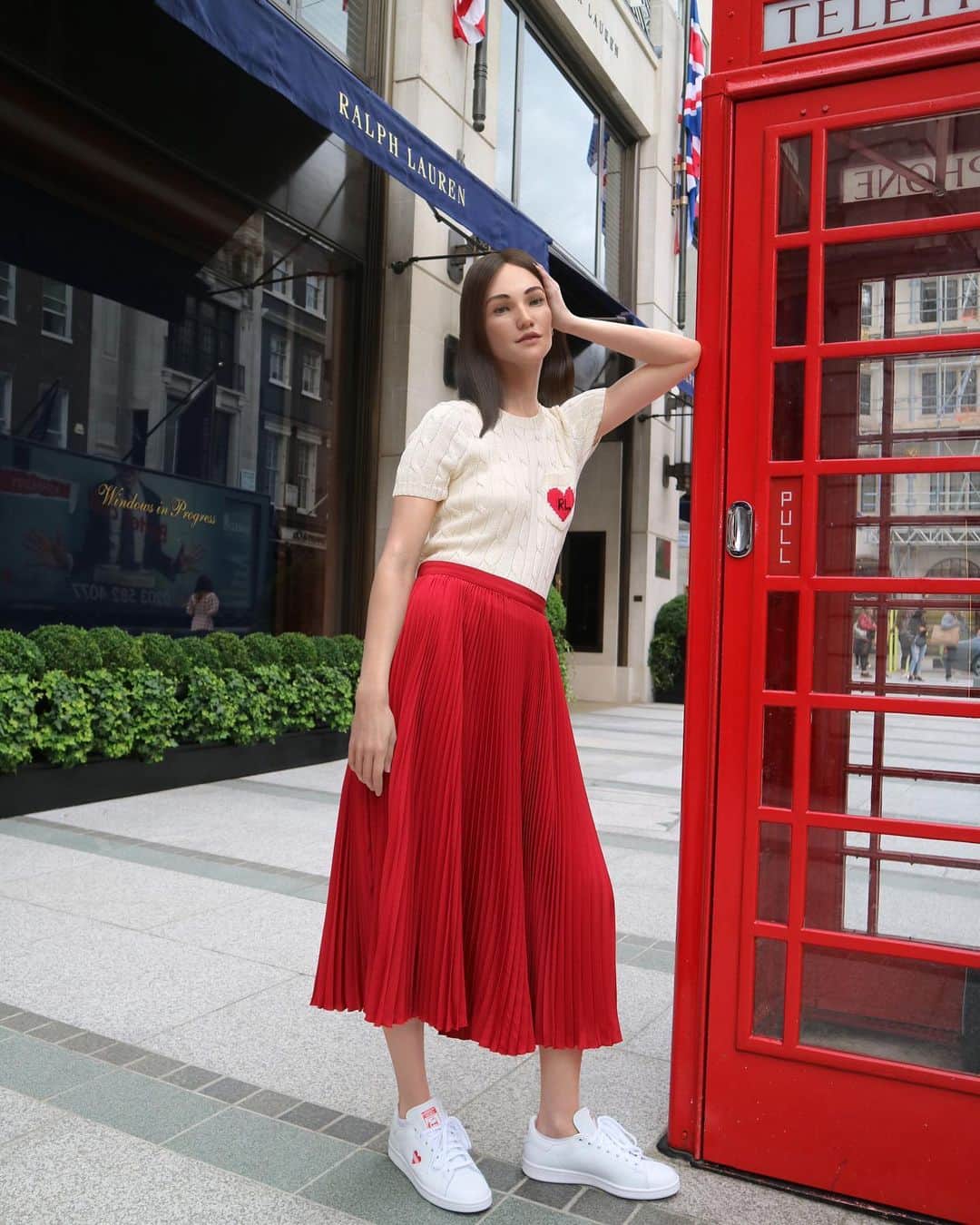 YOOX.COMさんのインスタグラム写真 - (YOOX.COMInstagram)「When your outfit matches your surroundings 🙌🏻 Back in London town just in time for #Wimbledon season. She may be grey when the sun doesn't shine but she’s still a beauty✨ Stay tuned for more updates from LDN xx D 💗」7月8日 1時03分 - yoox