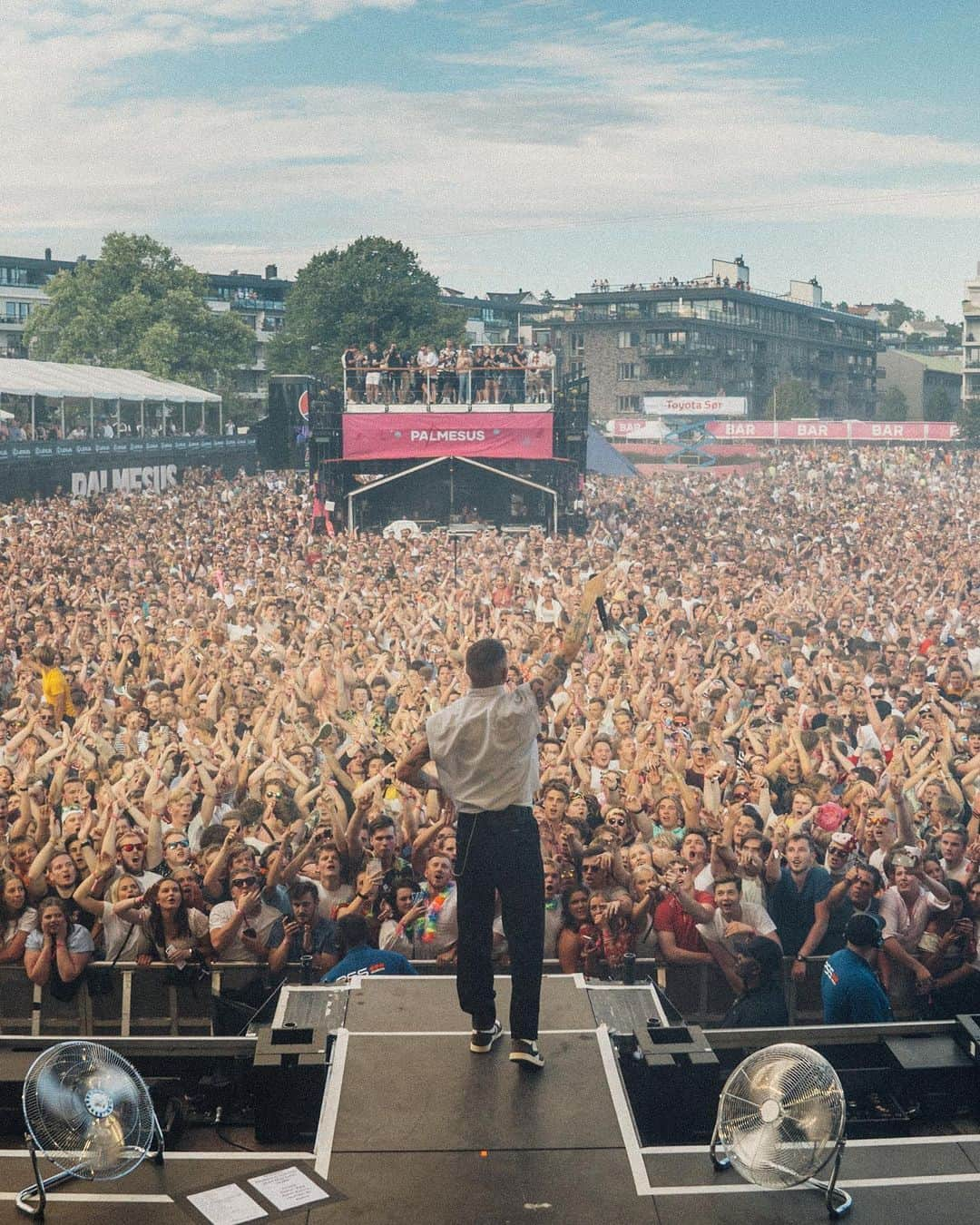 マックルモアーさんのインスタグラム写真 - (マックルモアーInstagram)「Norway you were so beautiful, so marvelous and so drunk.  I loved it.  And I love you. 📷: @jmdmcreative」7月8日 1時03分 - macklemore