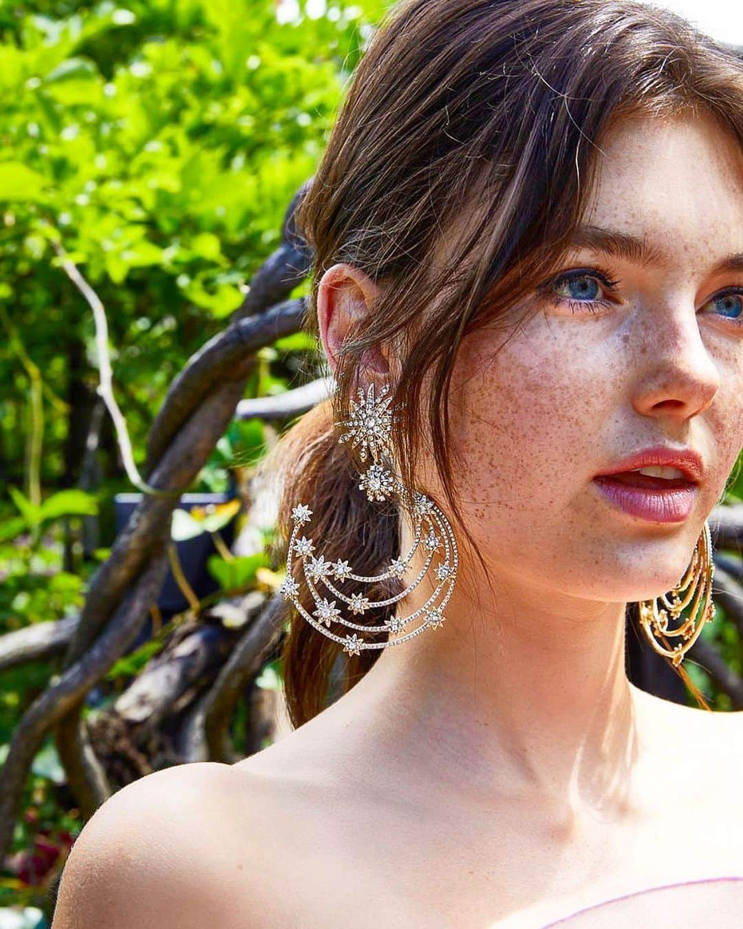 Marchesaさんのインスタグラム写真 - (MarchesaInstagram)「Shooting star. Shop the Marchesa Jewelry collection now @macys. Photo by @coni.tarallo. #marchesa #marchesajewelry」7月8日 0時56分 - marchesafashion