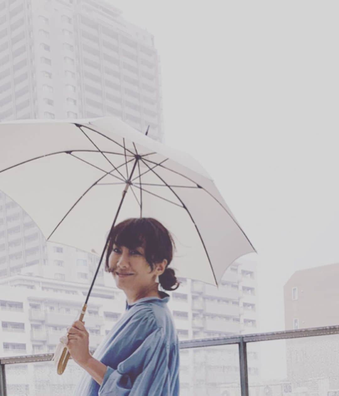 風間ゆみえさんのインスタグラム写真 - (風間ゆみえInstagram)「初めての白い傘に、サックスブルーのドレスで楽しい雨の七夕の日。  今朝は起きてベッドを整えながら、窓の外に勢いよく降る雨に、また今年も彦さんと織姫さんはデートできないのね。ってつぶやいたら、「オリ姫と彦星は会ってるよ。雨雲の上は晴れてるんだから、俺たちには見えないだけだよ。一年に一度会うときにそんなに人目に触れたくないでしょ。だから雨なんだよ。」ってね、しれっと言われたけど、なるほど。。 我が夫、なかなかのロマンチスト… 知り合って、結婚して10年なんだか新鮮(笑  #yumie_k_style」7月8日 0時57分 - yumie_kazama