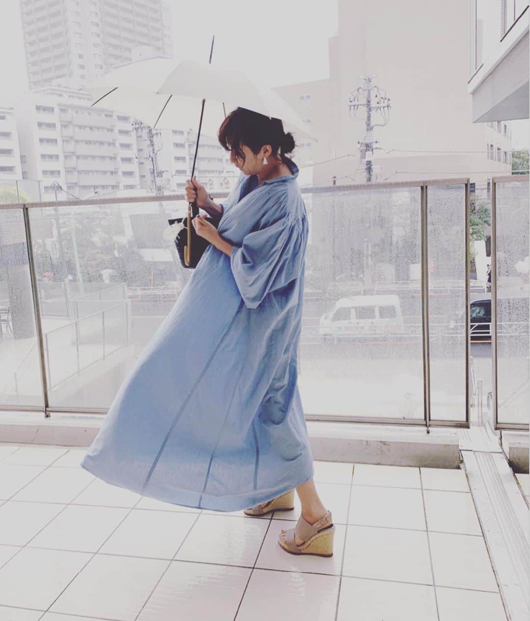 風間ゆみえのインスタグラム：「初めての白い傘に、サックスブルーのドレスで楽しい雨の七夕の日。  今朝は起きてベッドを整えながら、窓の外に勢いよく降る雨に、また今年も彦さんと織姫さんはデートできないのね。ってつぶやいたら、「オリ姫と彦星は会ってるよ。雨雲の上は晴れてるんだから、俺たちには見えないだけだよ。一年に一度会うときにそんなに人目に触れたくないでしょ。だから雨なんだよ。」ってね、しれっと言われたけど、なるほど。。 我が夫、なかなかのロマンチスト… 知り合って、結婚して10年なんだか新鮮(笑  #yumie_k_style」