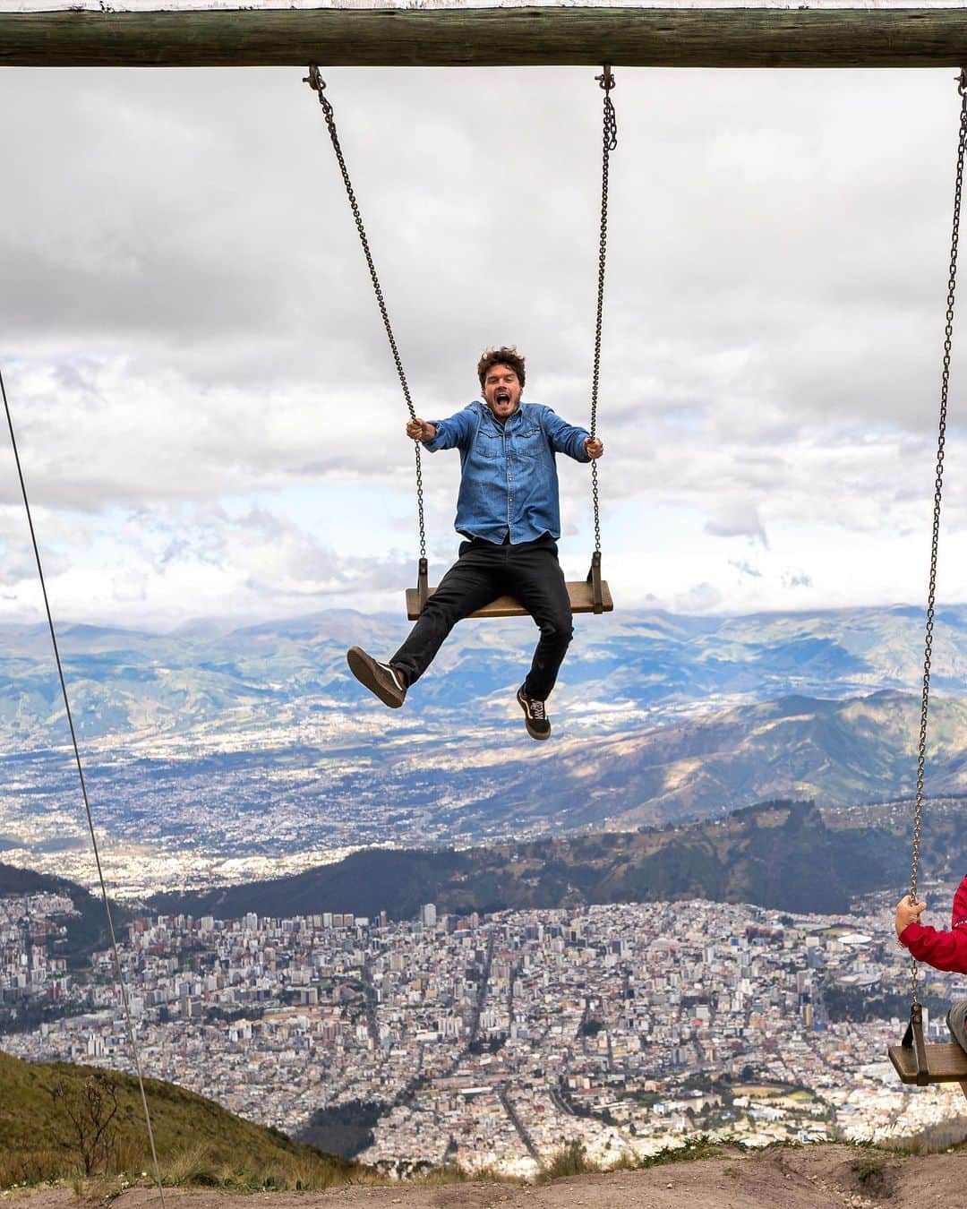 アラン・ディクソンさんのインスタグラム写真 - (アラン・ディクソンInstagram)「Getting high on life ⛰ 🤗 Thank you for sending all your save the planet answers in my story!  We’re gonna start something amazing and I’ll need your help, sign up your interest in my bio link. Updates coming soon.  But first to get it all started, I’m off to the Amazon Jungle tomorrow for the week. 🌿 Most likely zero internet connection and beautiful air. Catch you beautiful people soon! 📸: @mr.valentin1402 #playswing #swinging #travel #adventure #ecuador #quito #ecuador🇪🇨 #playground #discoverecuador #allyouneedisecuador #ecuadortravel  #ecuadoramalavida」7月8日 0時59分 - daxon