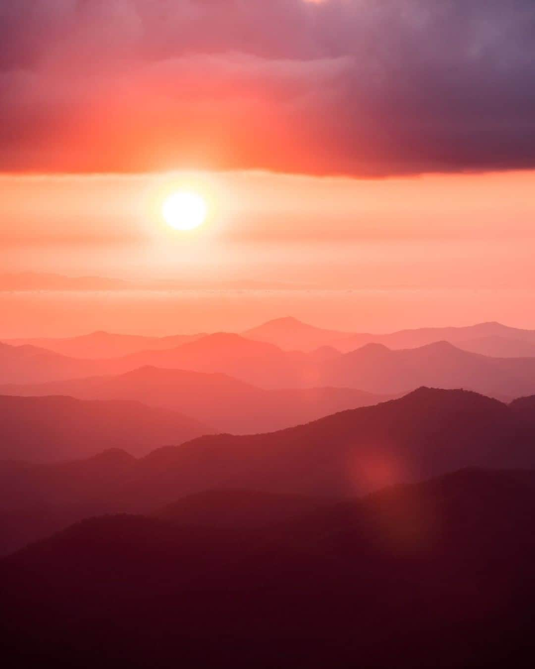 National Geographic Travelさんのインスタグラム写真 - (National Geographic TravelInstagram)「Photo by @taylorglenn | A gorgeous sunrise over the coastal mountains seen from Point Lookout. Point Lookout is in New England National Park in New South Wales and is part of the Gondwana Rainforests of Australia. Follow me, @taylorglenn, for more from around the globe. #UnescoWorldHeritage #gondwanarainforest」7月8日 1時00分 - natgeotravel